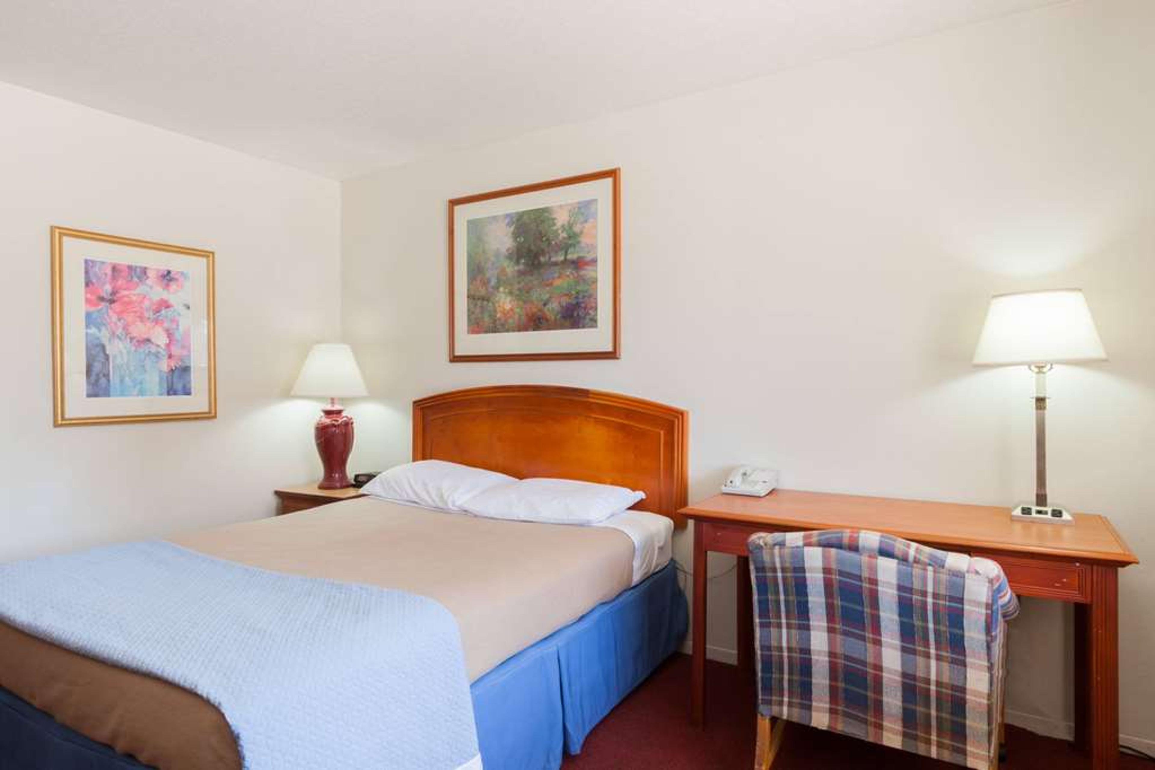DAYS INN CASTAIC SIX FLAGS