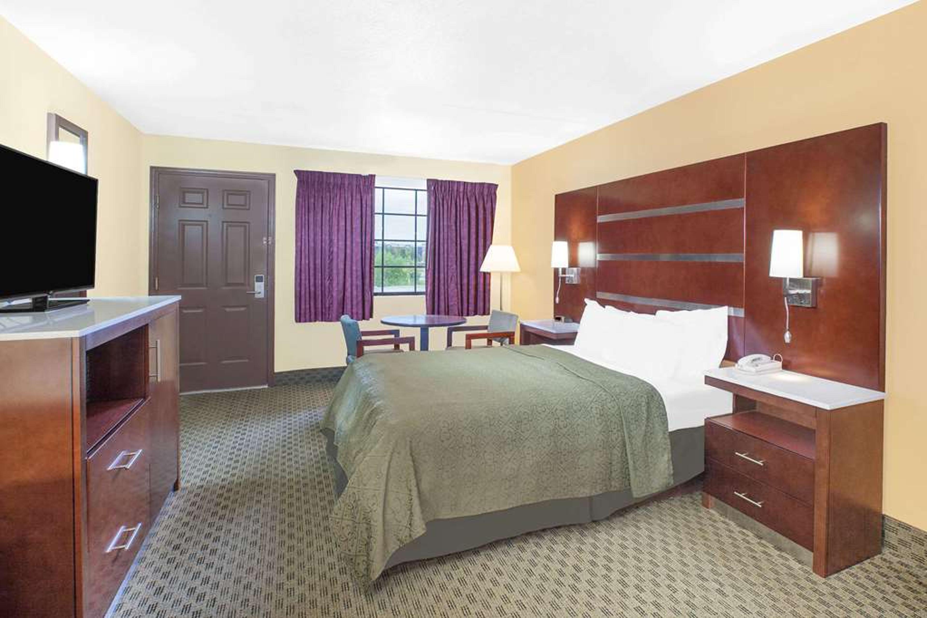 DAYS INN BY WYNDHAM, FAYETTEVILLE