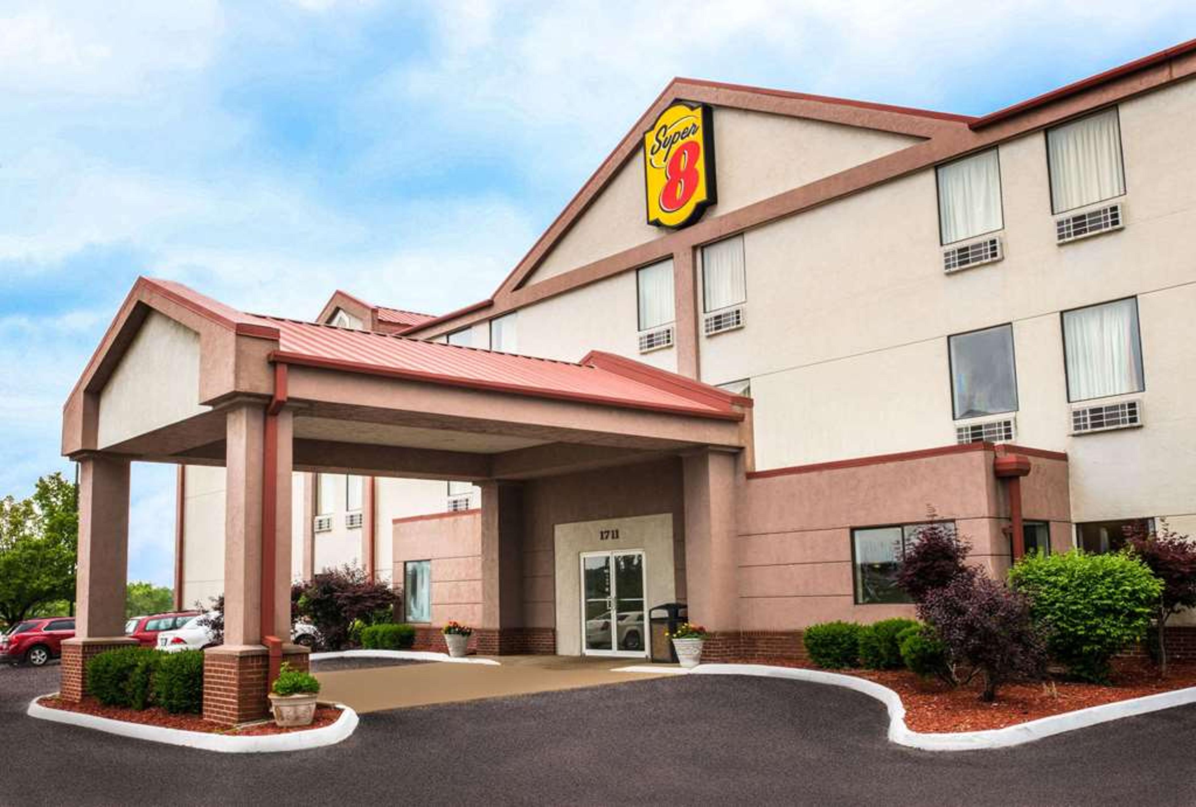 SUPER 8 BY WYNDHAM PEVELY