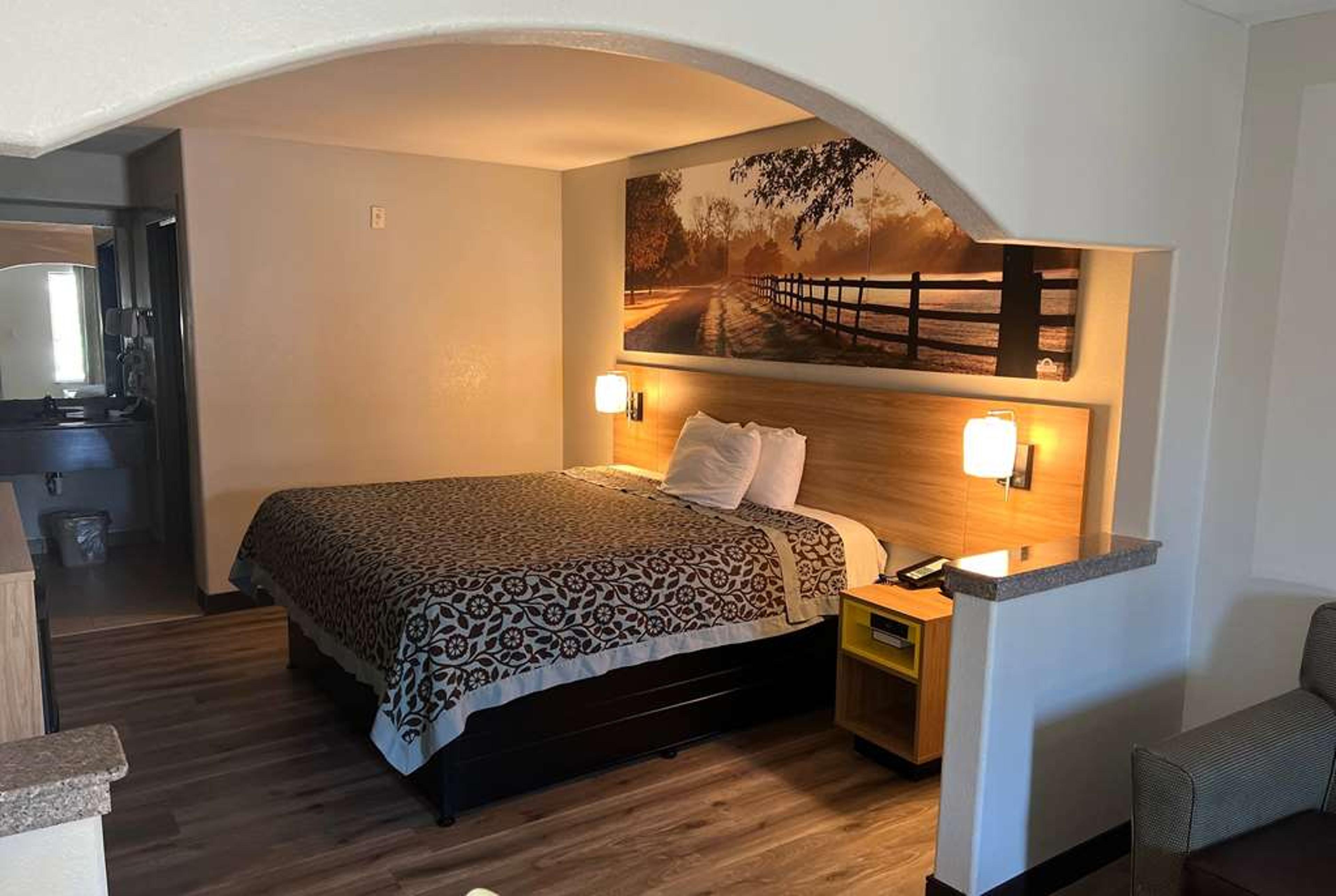 DAYS INN & SUITES BY WYNDHAM OPELOU