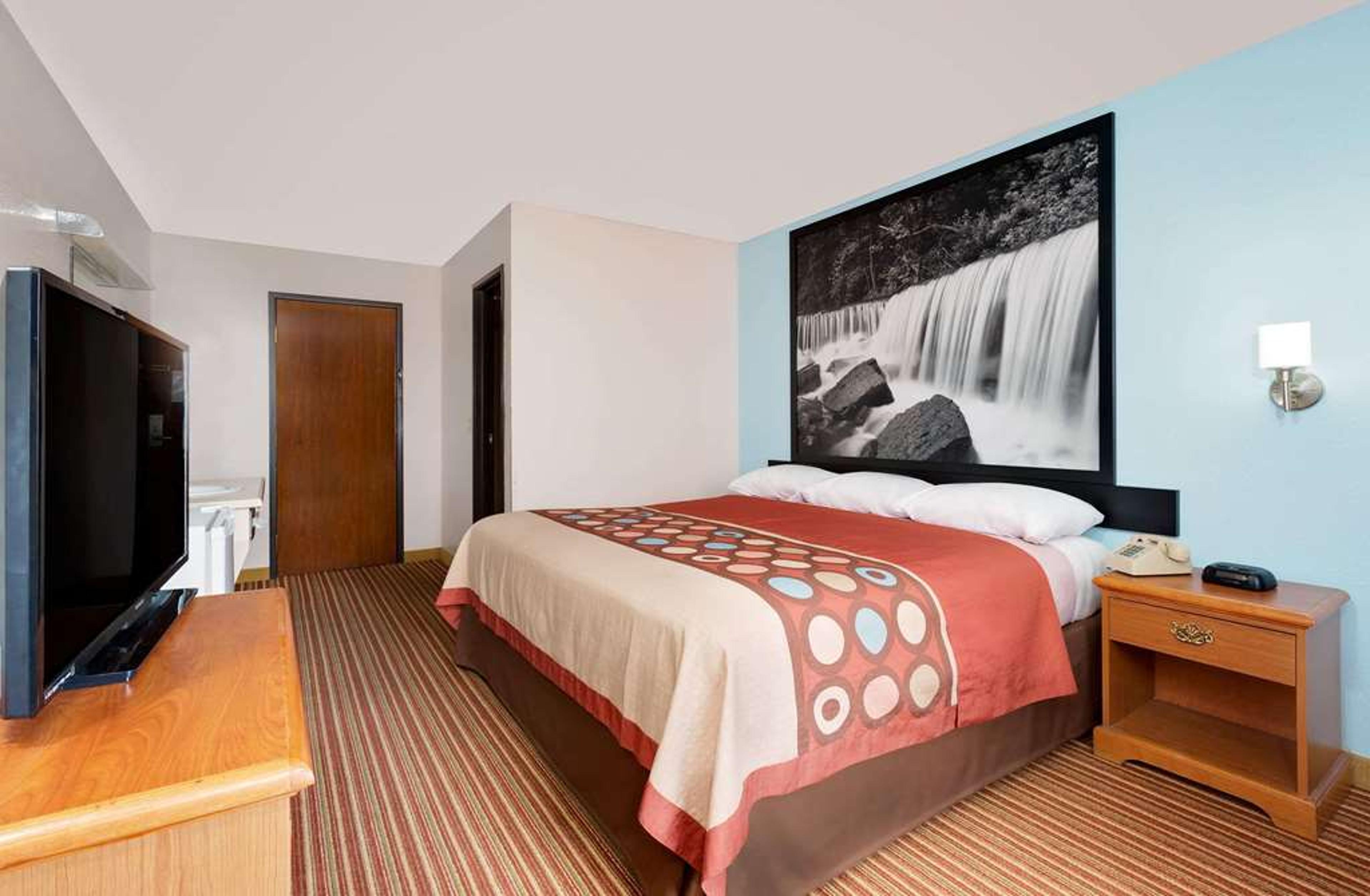 SUPER 8 BY WYNDHAM ROCK PORT MO