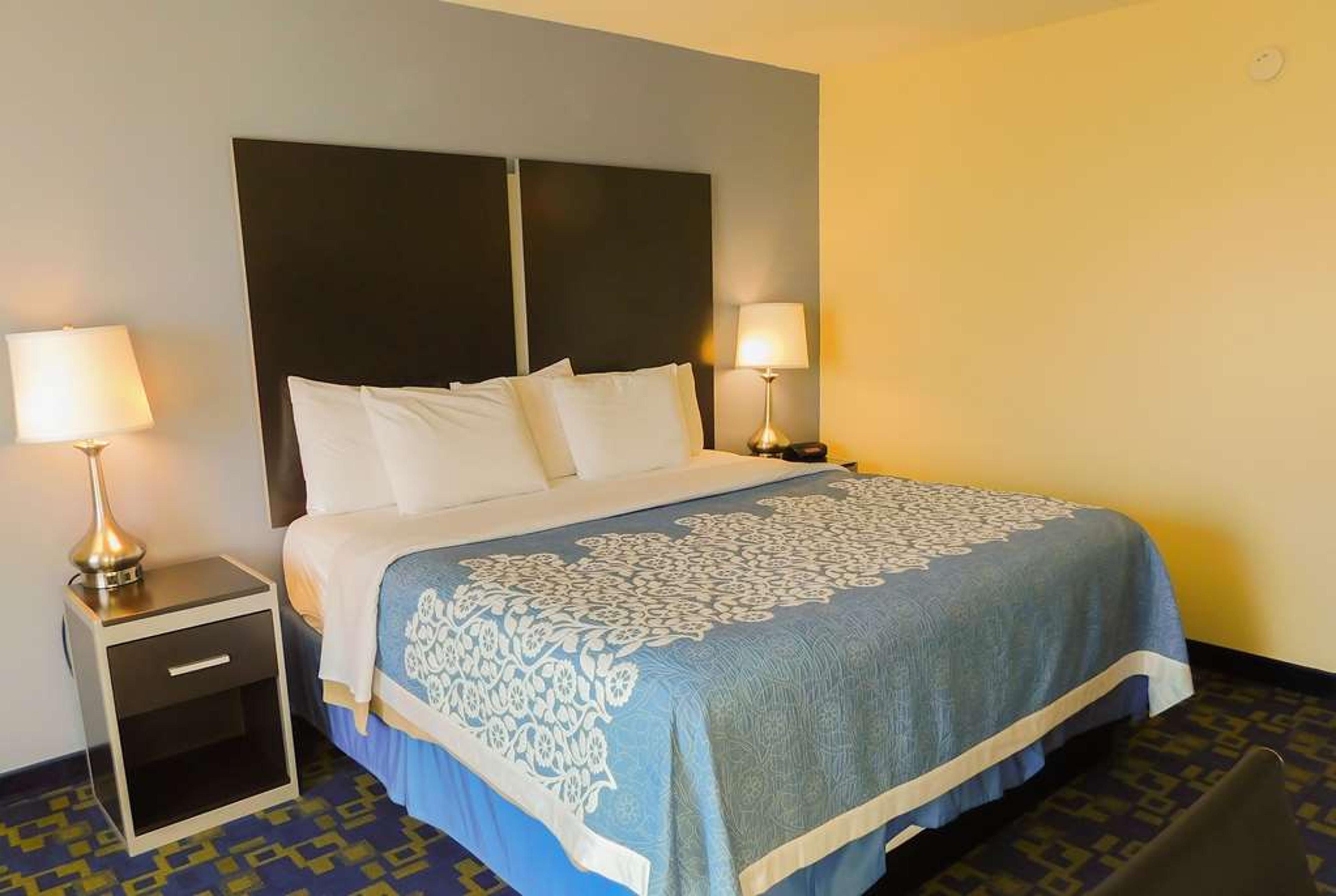 DAYS INN AND SUITES POCAHONTAS