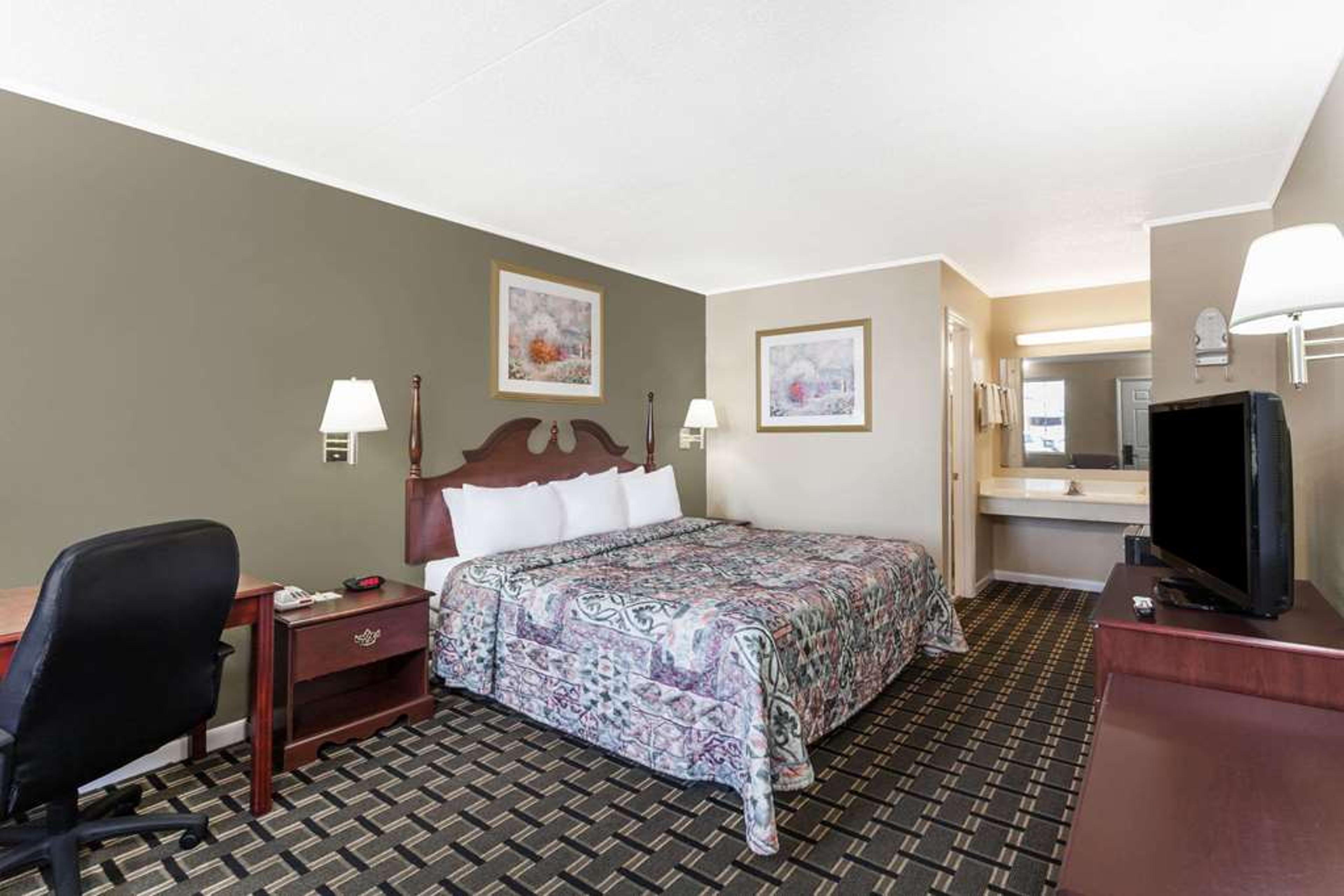 DAYS INN BY WYNDHAM, LENOIR CITY