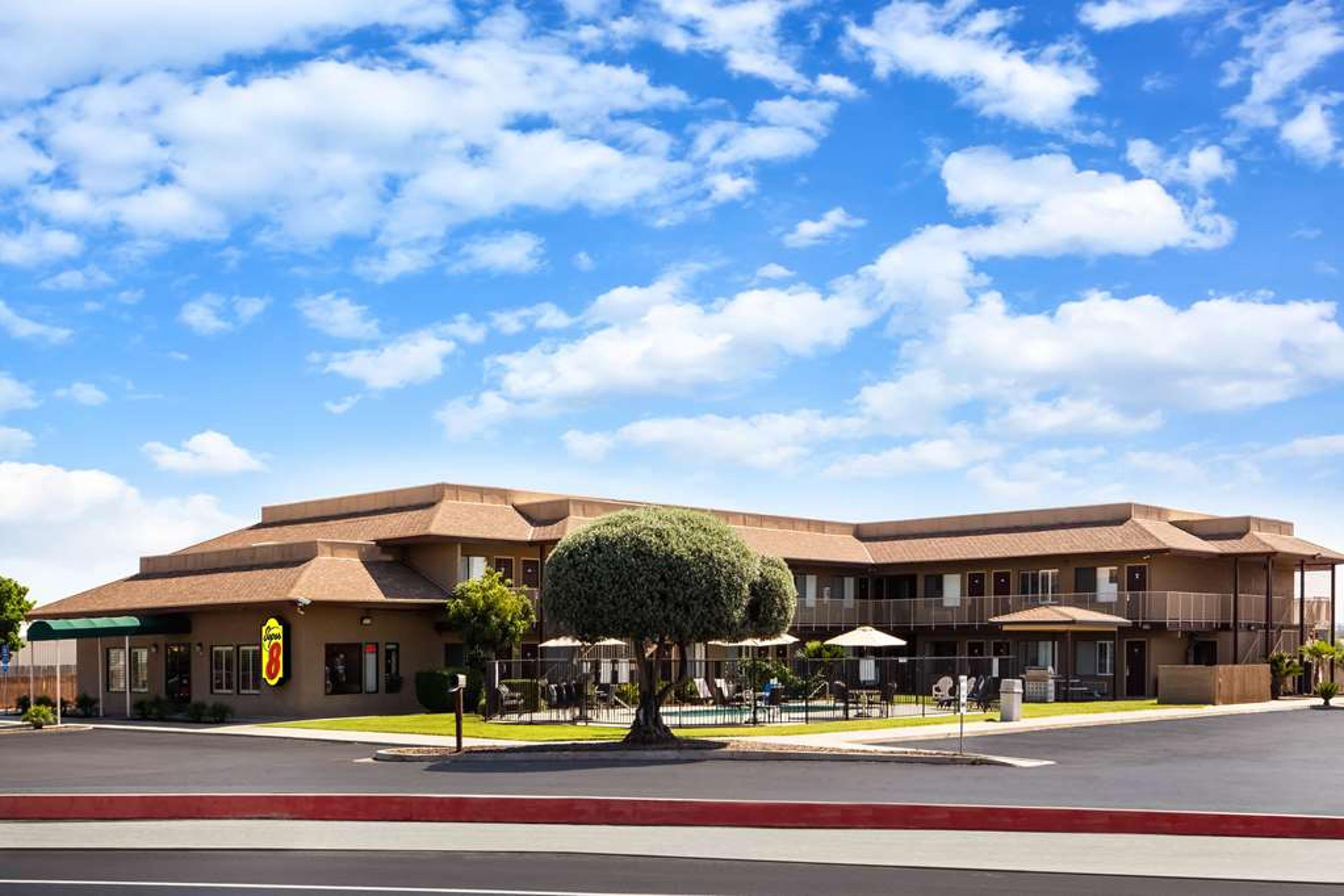 SUPER 8 BY WYNDHAM LINDSAY OLIVE TR