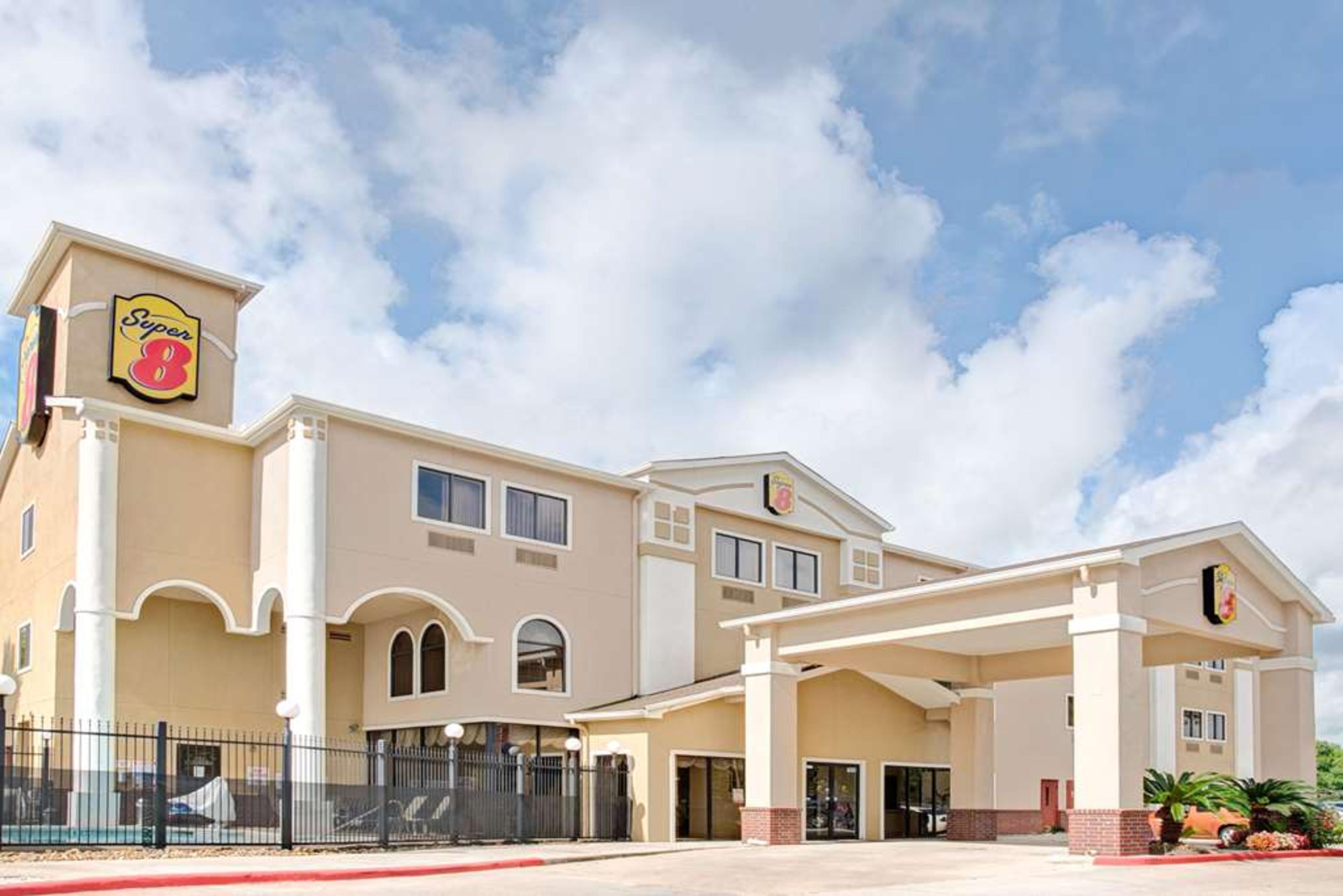 SUPER 8 BY WYNDHAM INTERCONTINENTAL