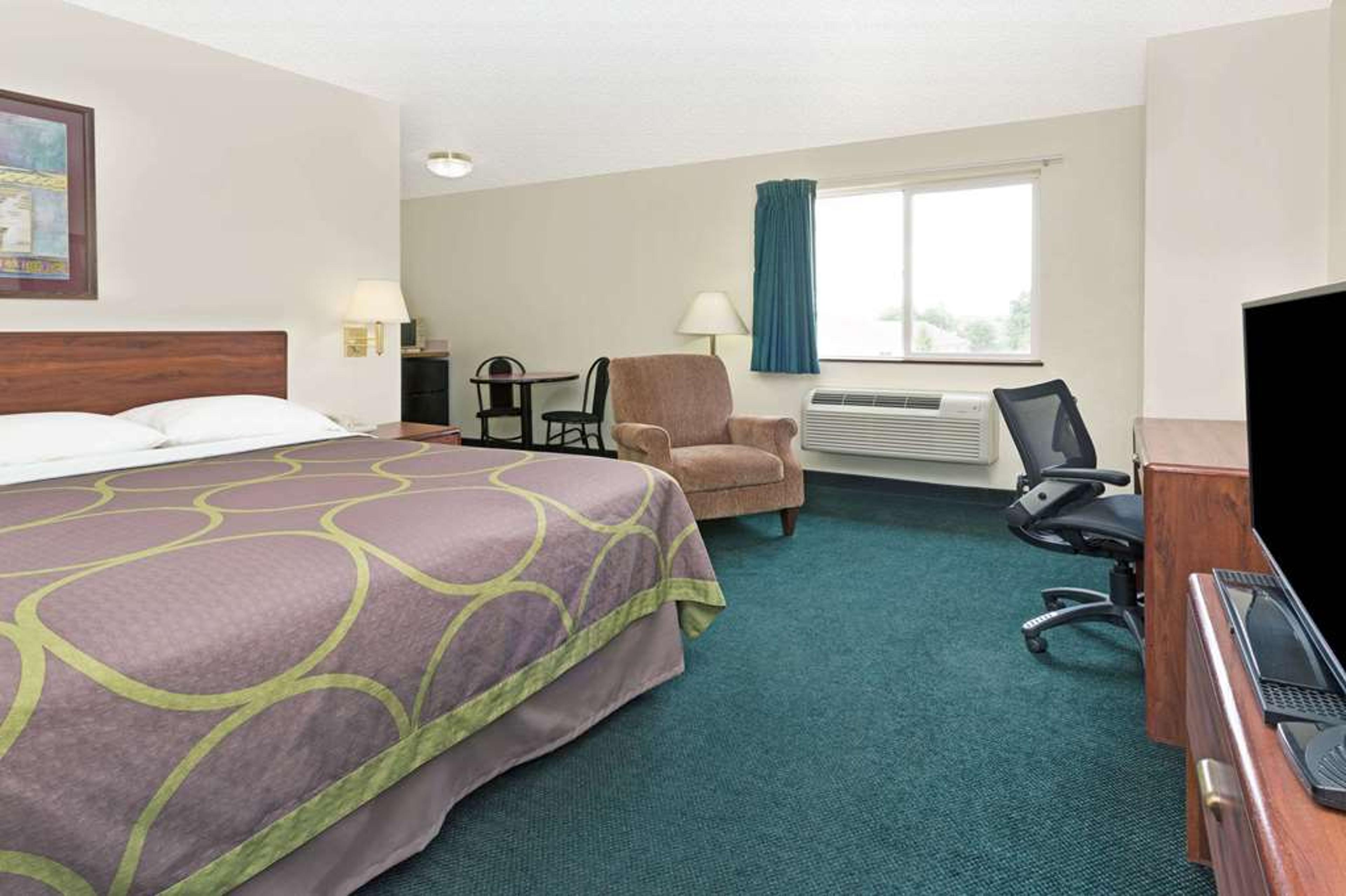 SUPER 8 BY WYNDHAM WINDSOR