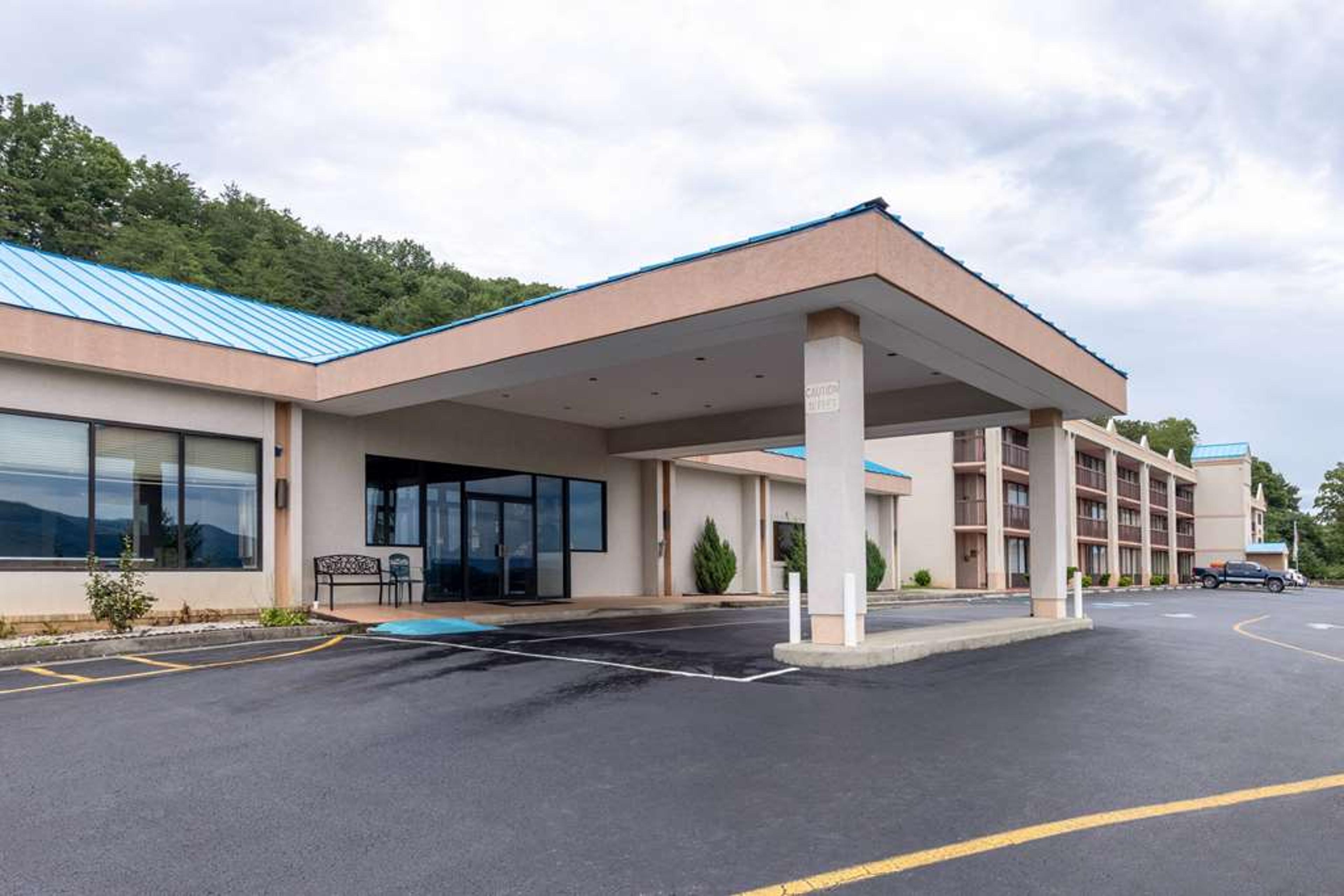 HOWARD JOHNSON HOTEL & CONFERENCE C