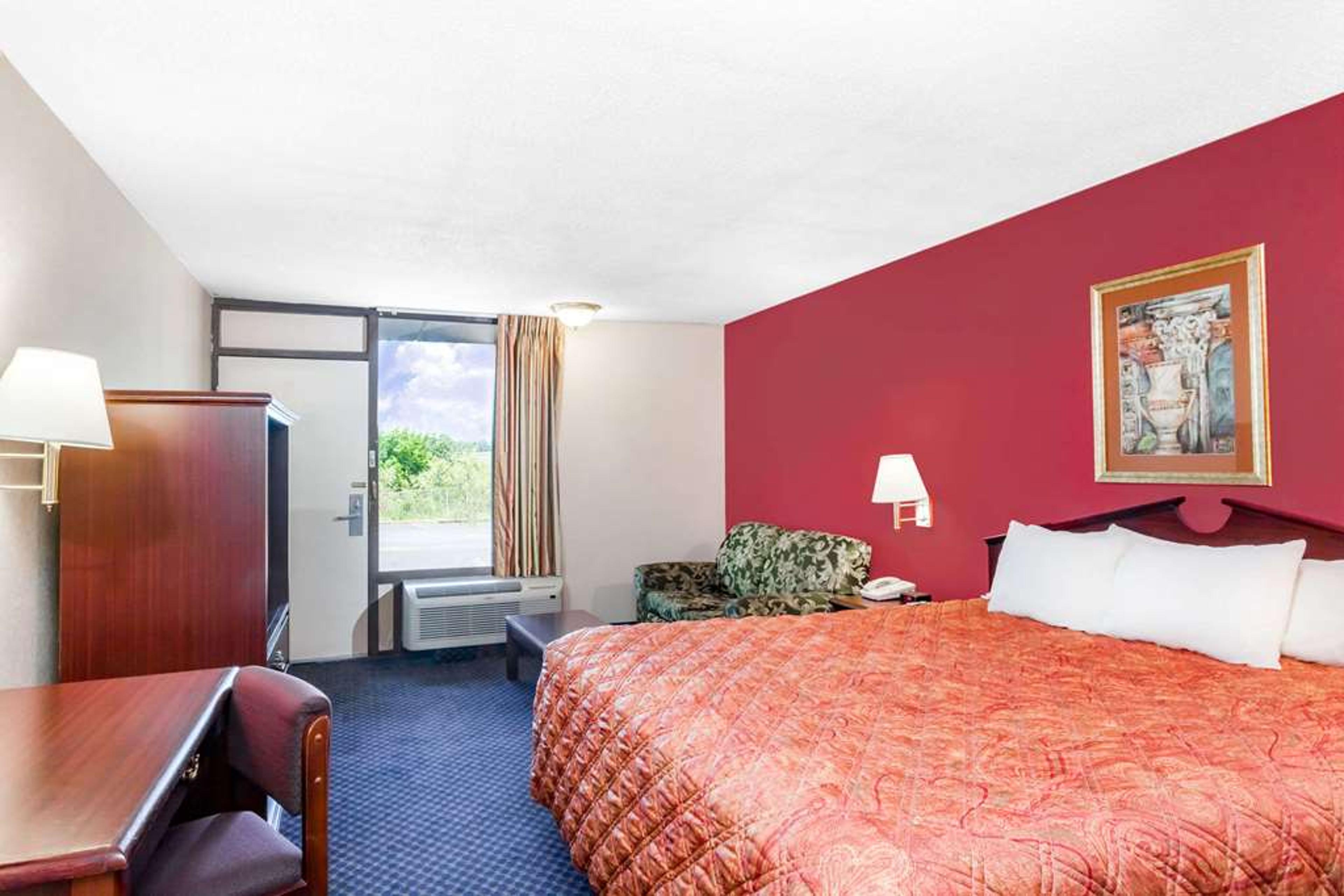 DAYS INN BY WYNDHAM, MARTIN