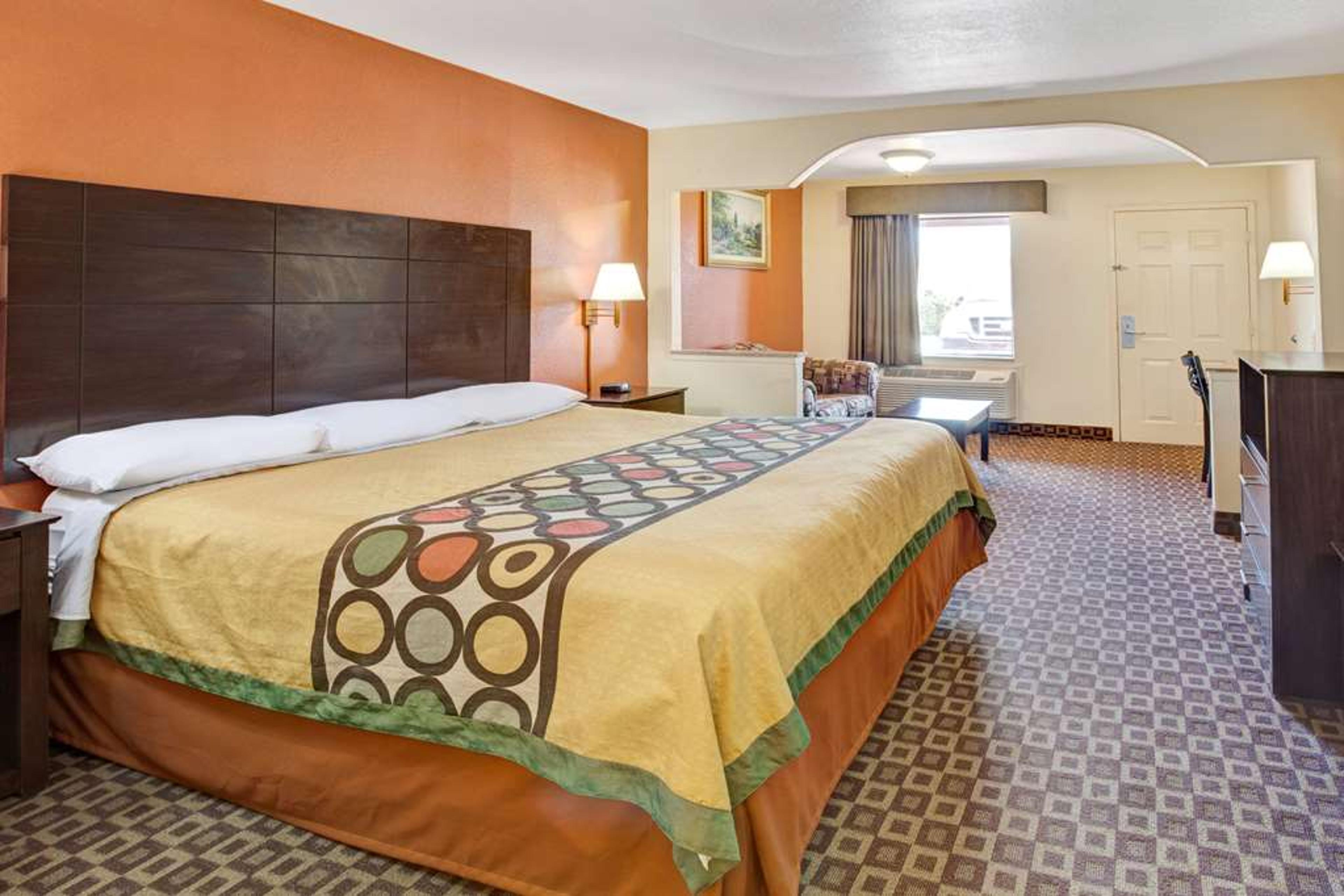 SUPER 8 BY WYNDHAM BAYTOWN/MONT BEL