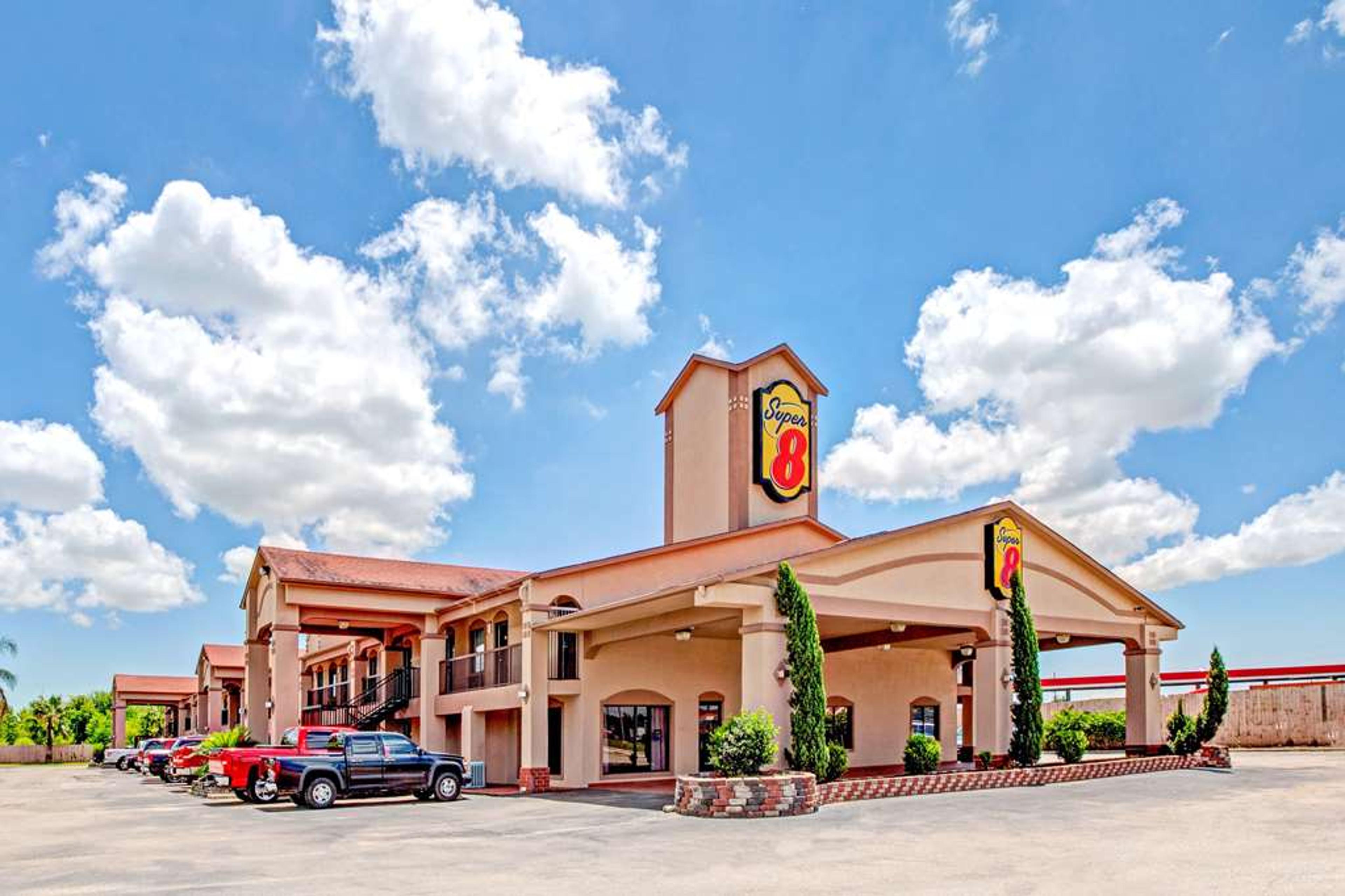 SUPER 8 BY WYNDHAM BAYTOWN/MONT BEL