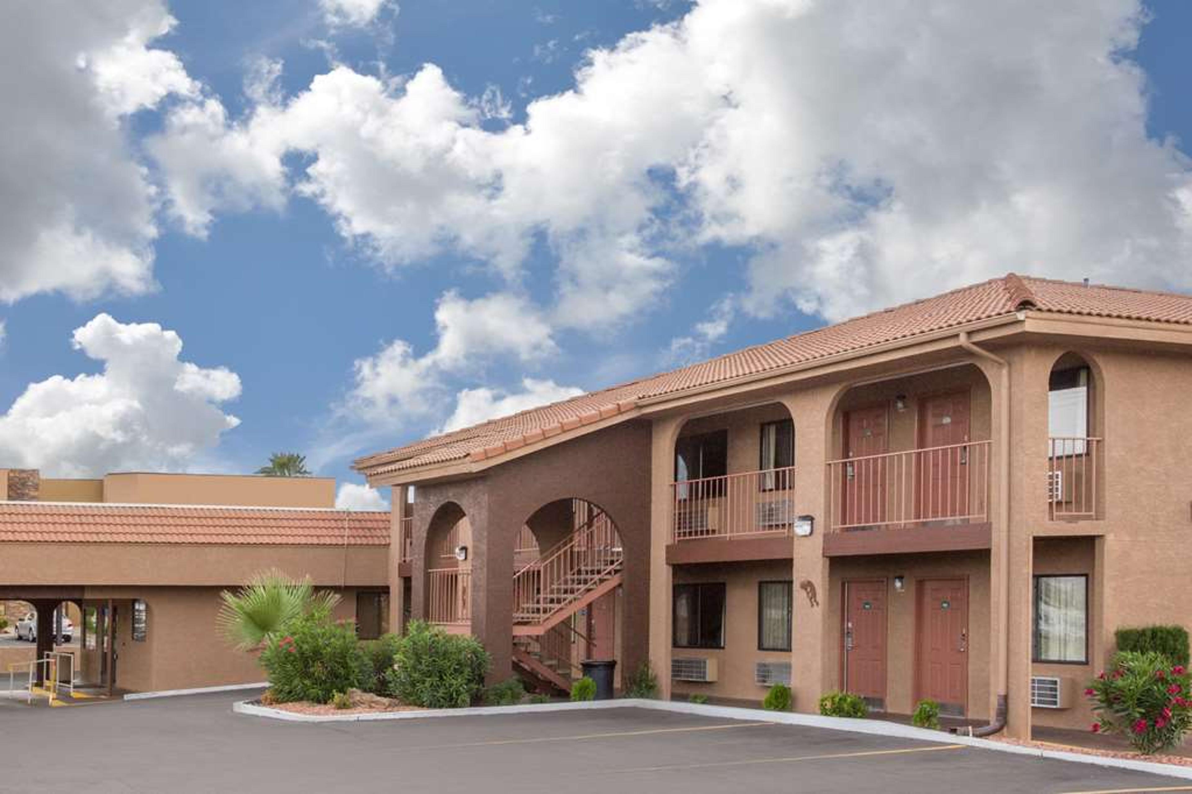 HOWARD JOHNSON HOTEL & SUITES BY WY