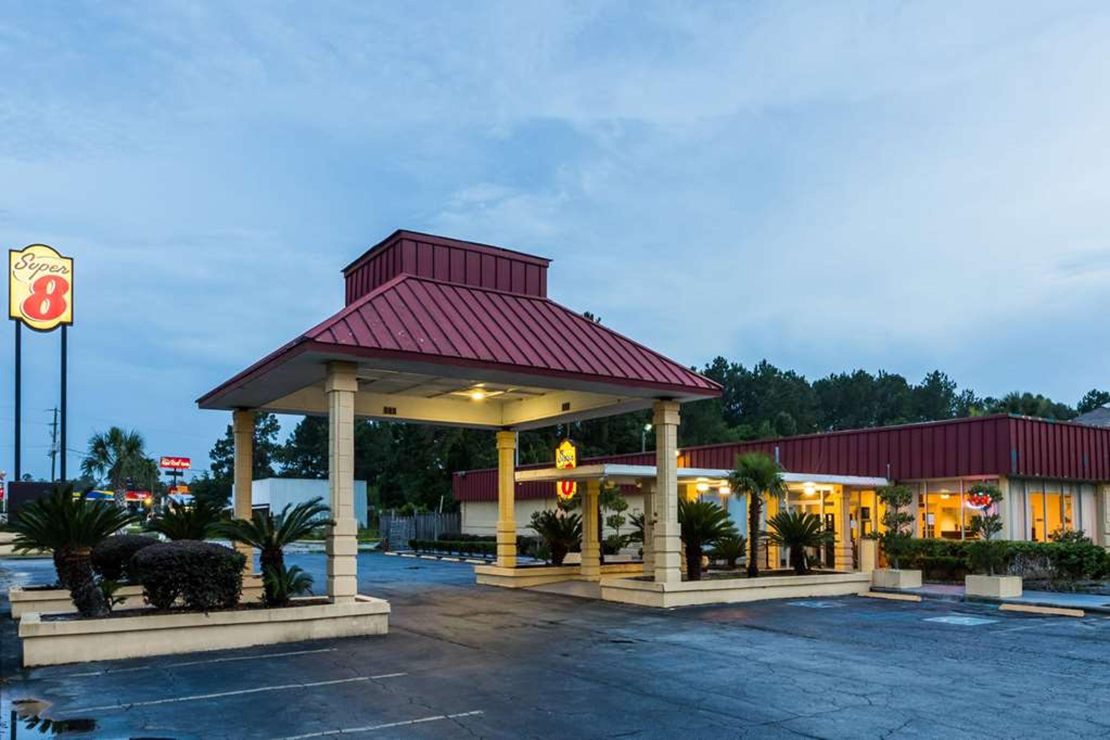 SUPER 8 BY WYNDHAM HARDEEVILLE