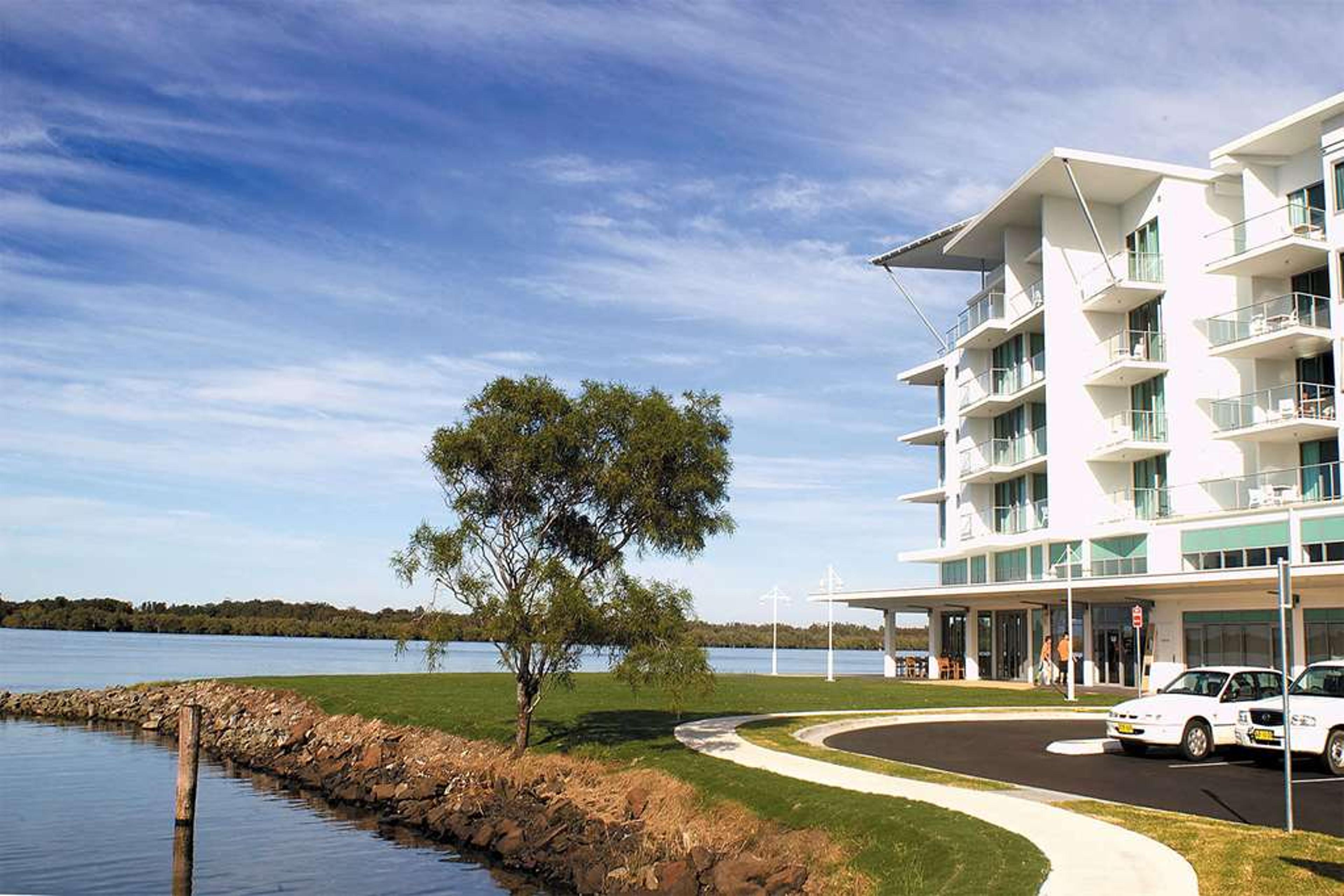 RAMADA HOTEL & SUITES BY WYNDHAM BA