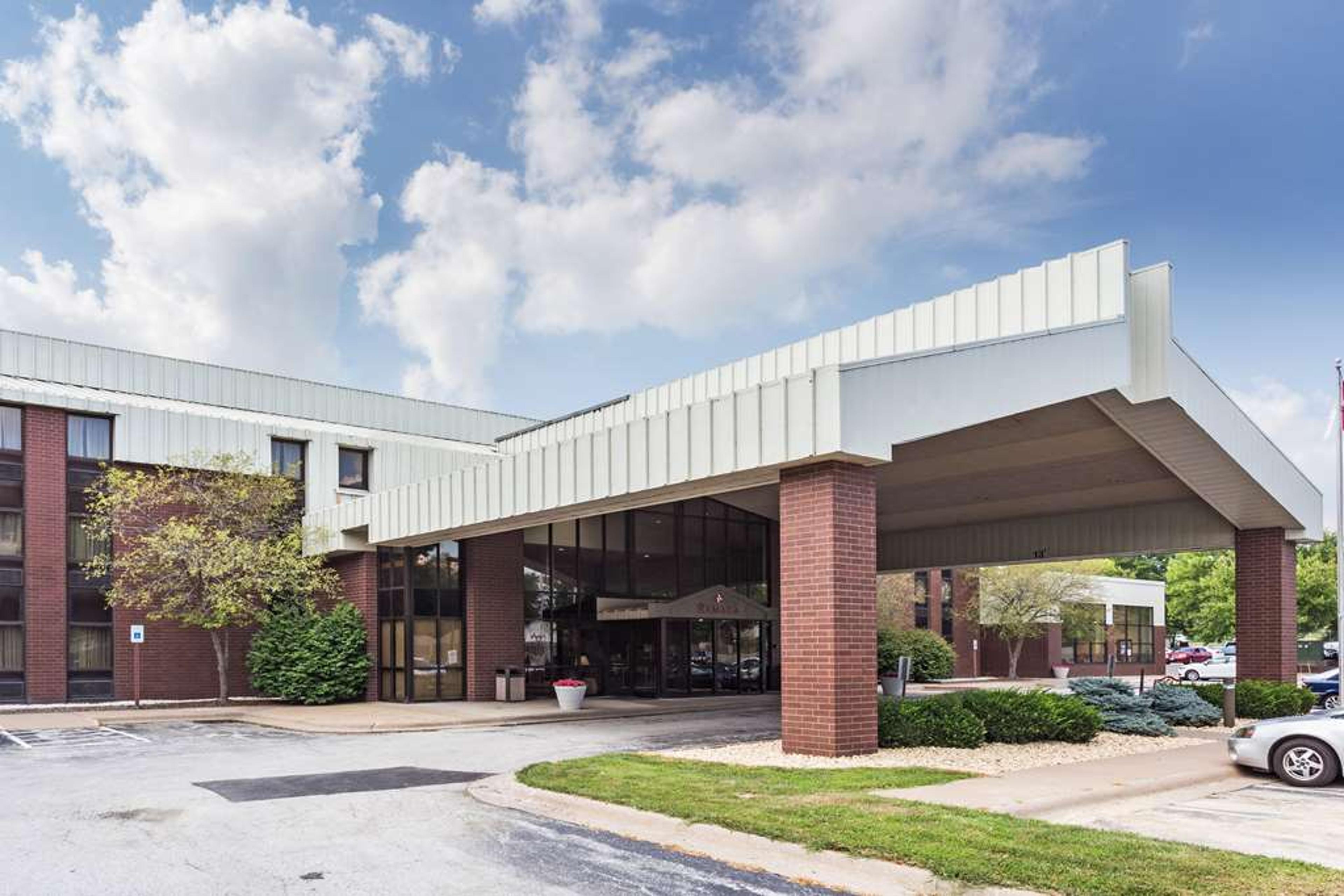 RAMADA BY WYNDHAM BETTENDORF