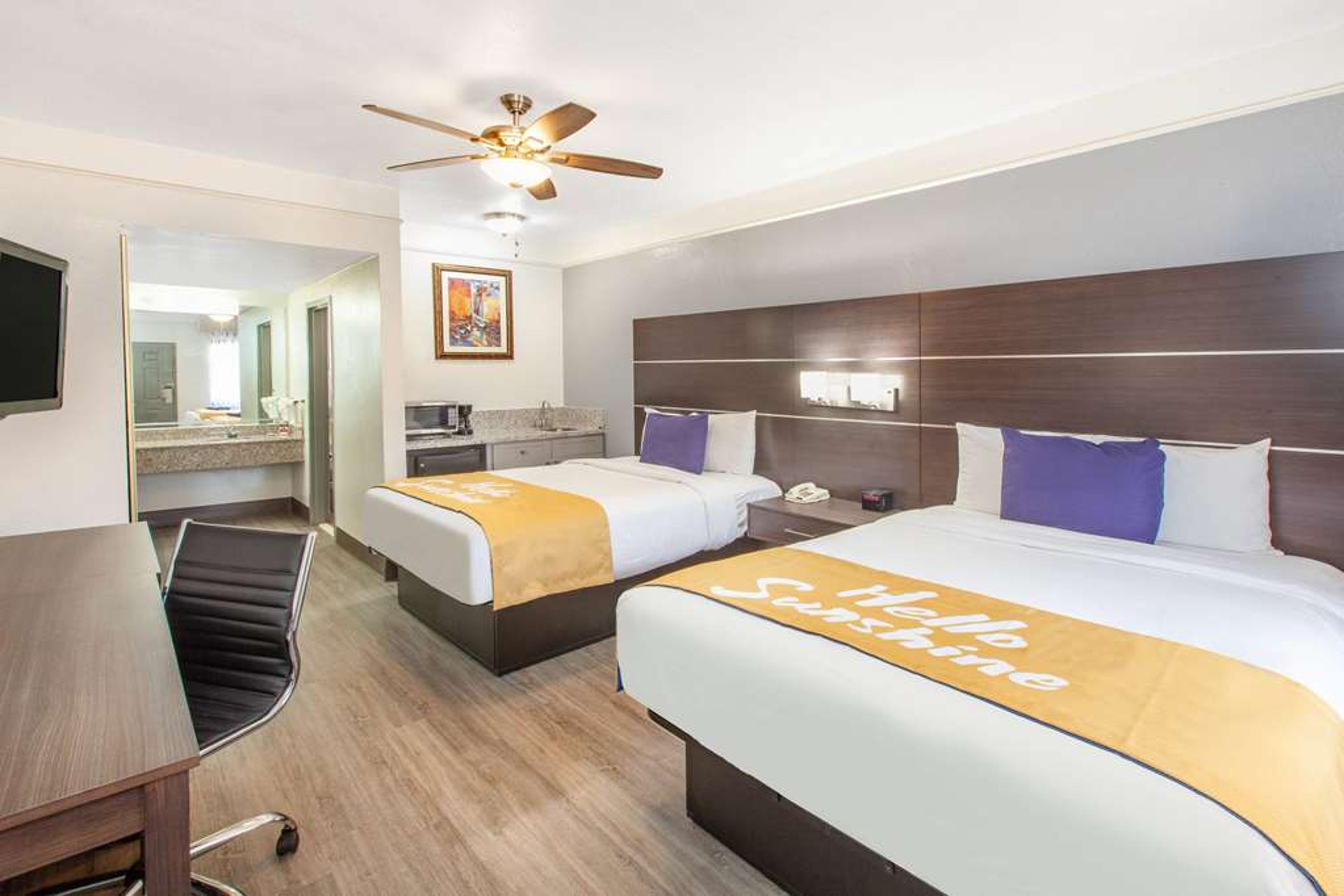 Days Inn & Suites by Wyndham NASA Space Center Houston