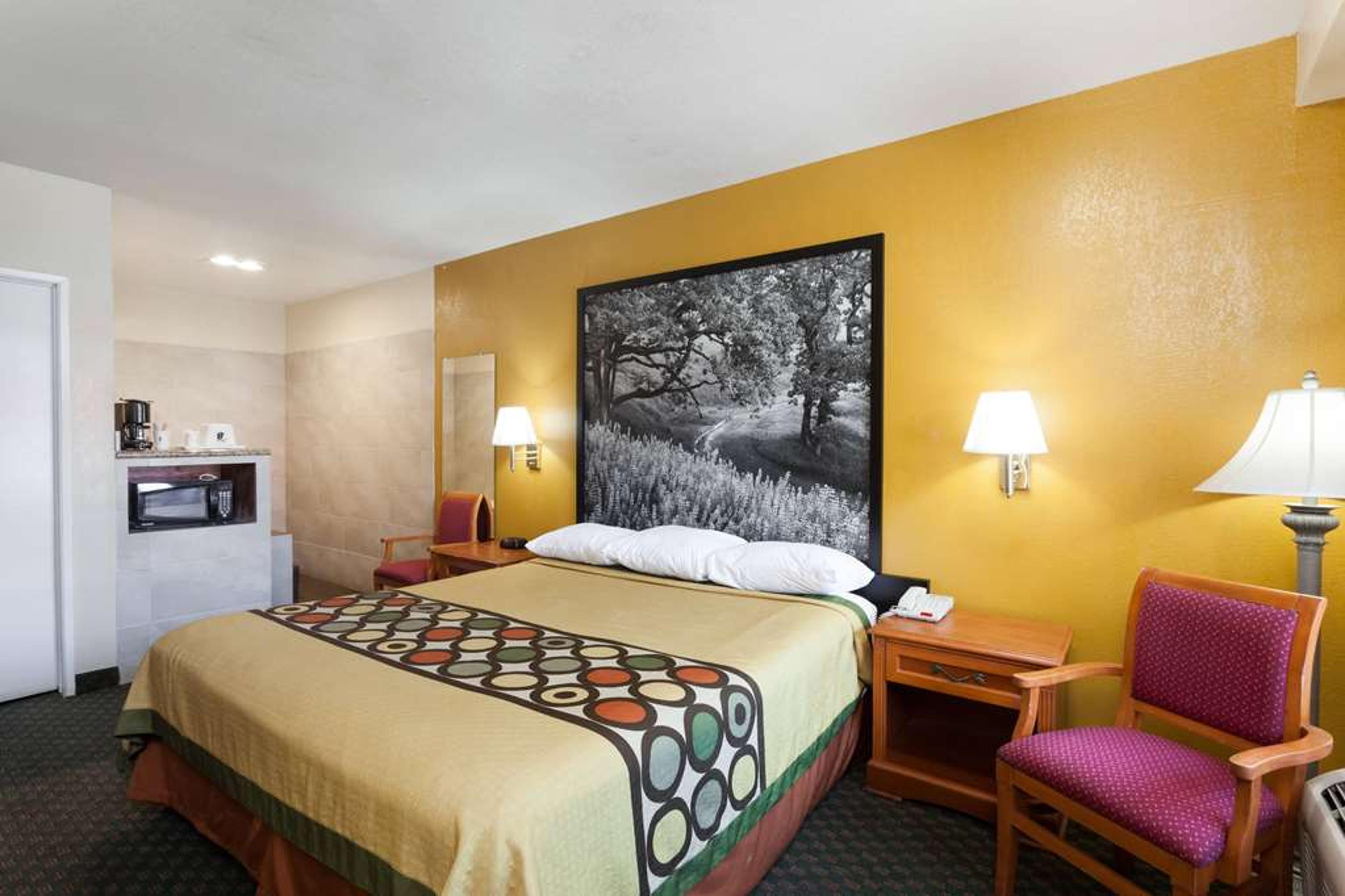 SUPER 8 BY WYNDHAM BAKERSFIELD SOUT