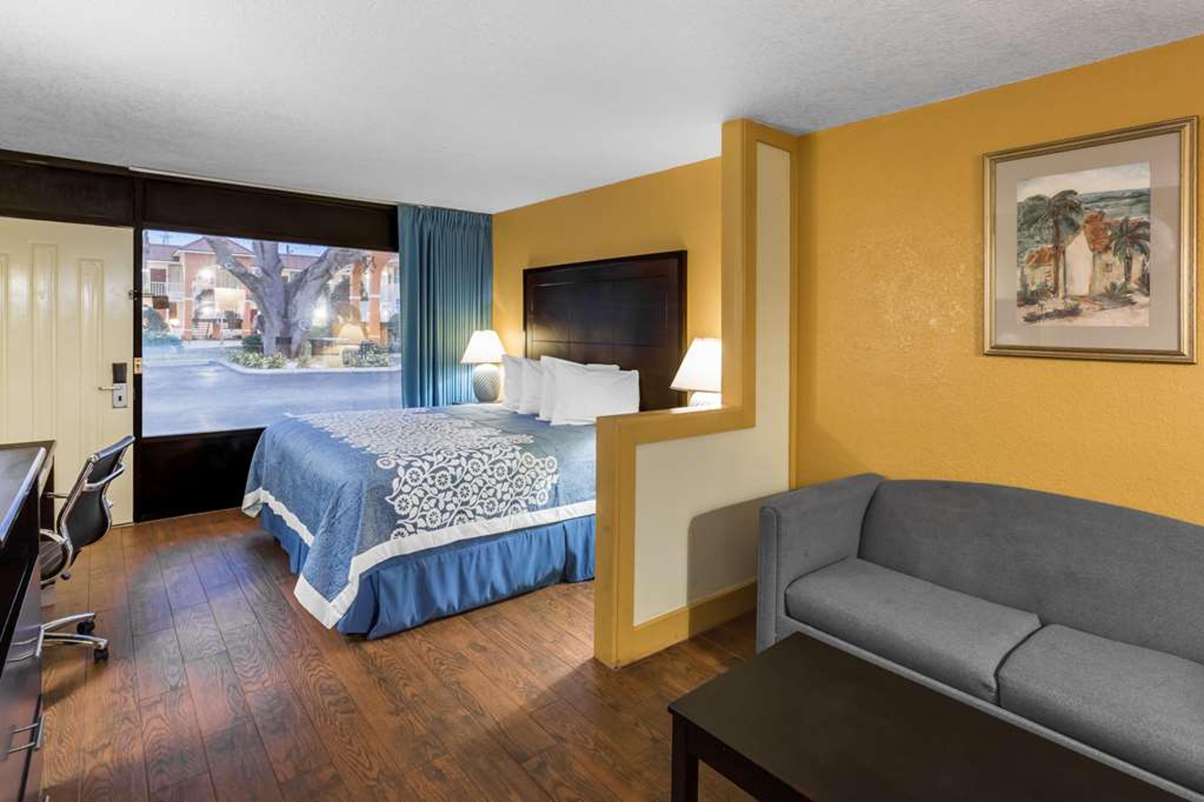DAYS INN & SUITES BY WYNDHAM PORT R