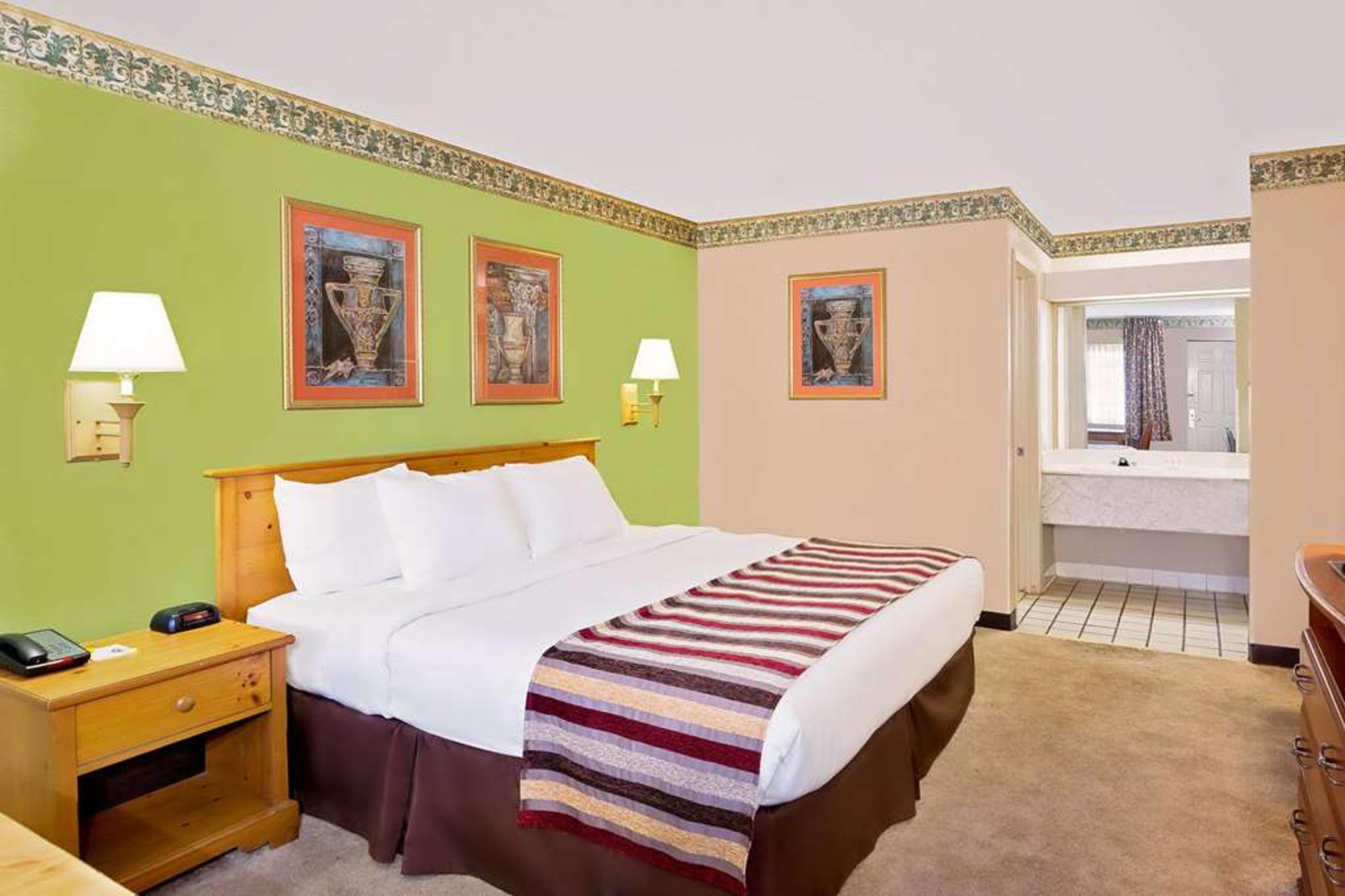 DAYS INN & SUITES BY WYNDHAM STARKV