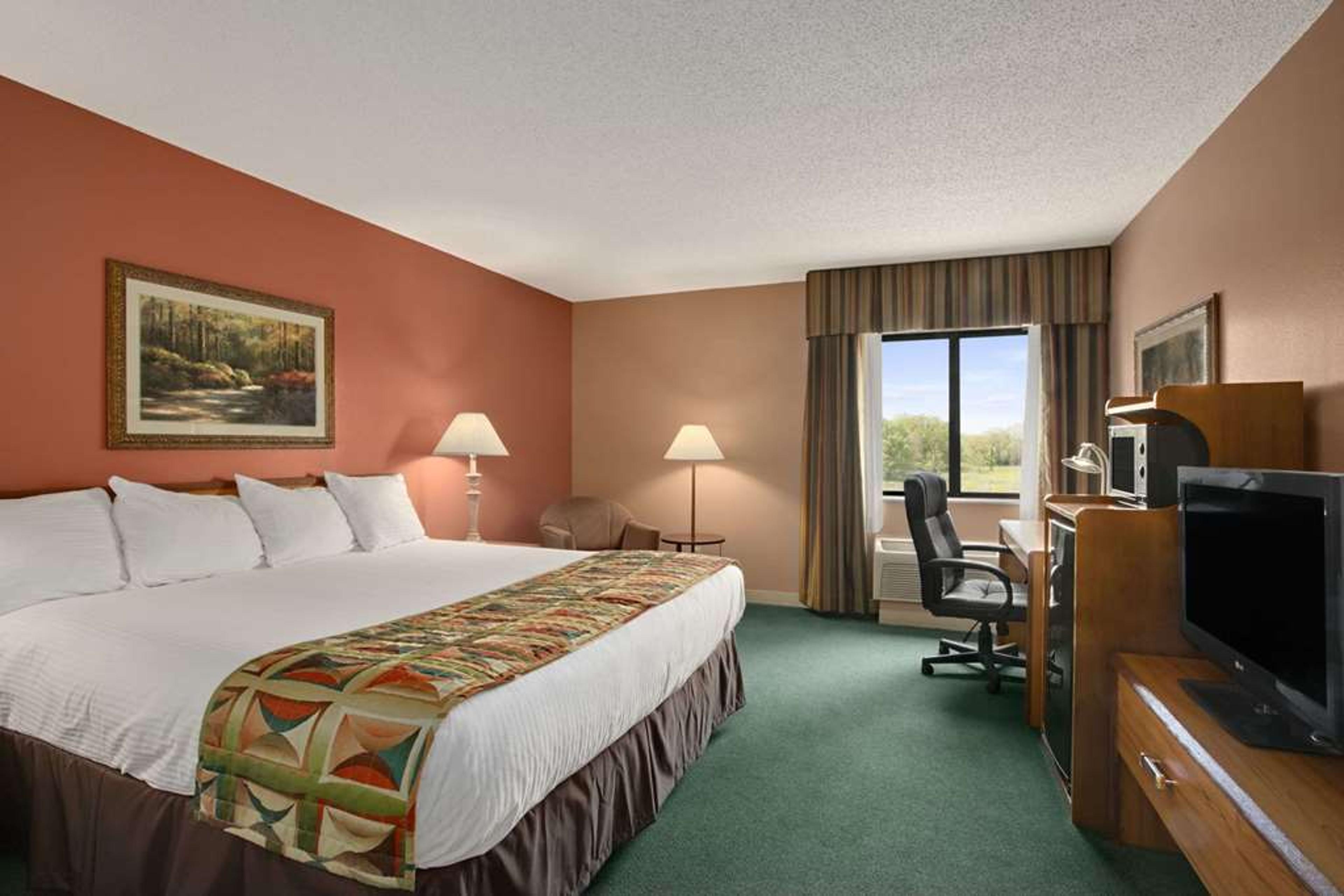BAYMONT BY WYNDHAM, SULLIVAN