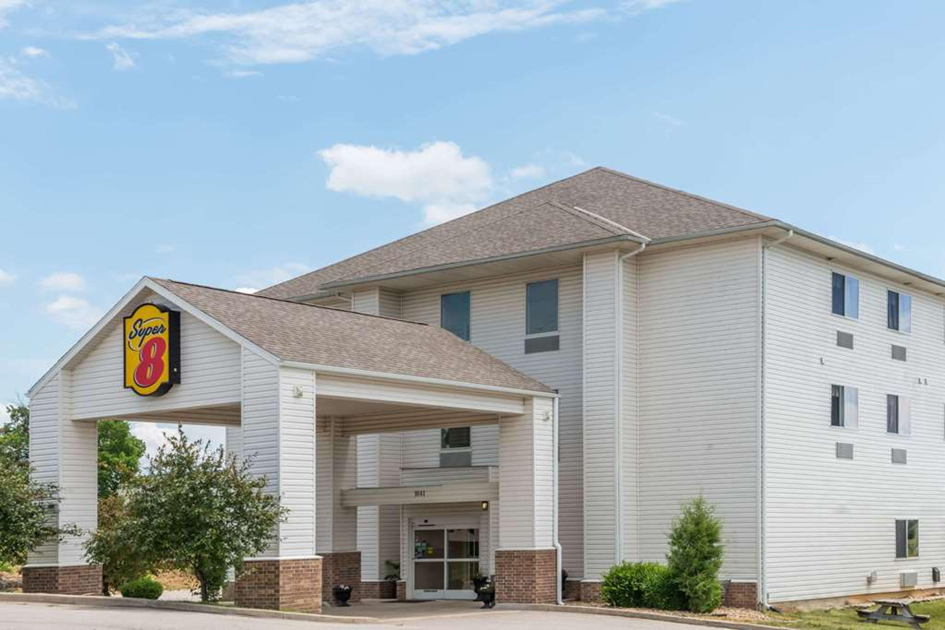 SUPER 8 BY WYNDHAM ROLLA