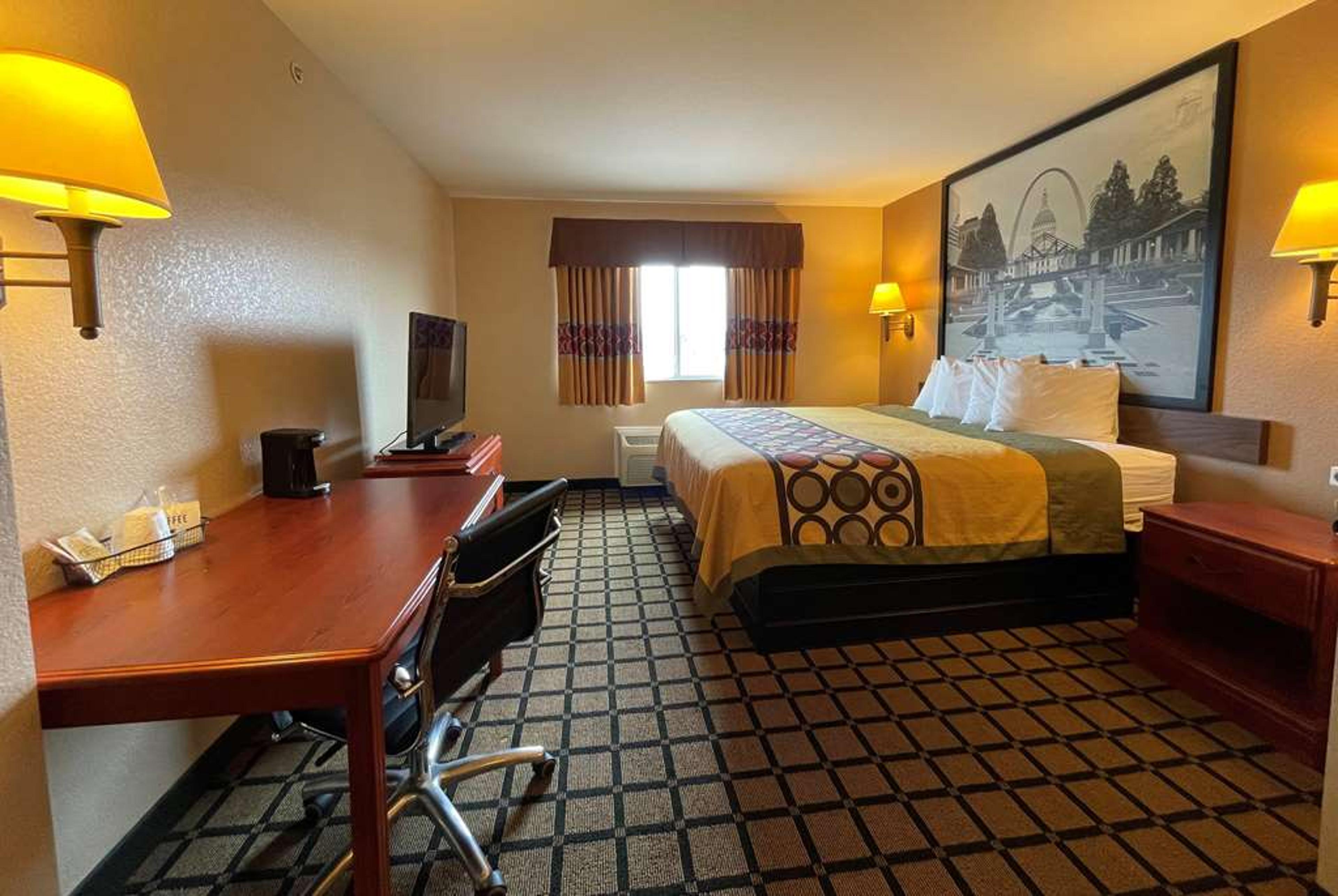 SUPER 8 BY WYNDHAM ROLLA
