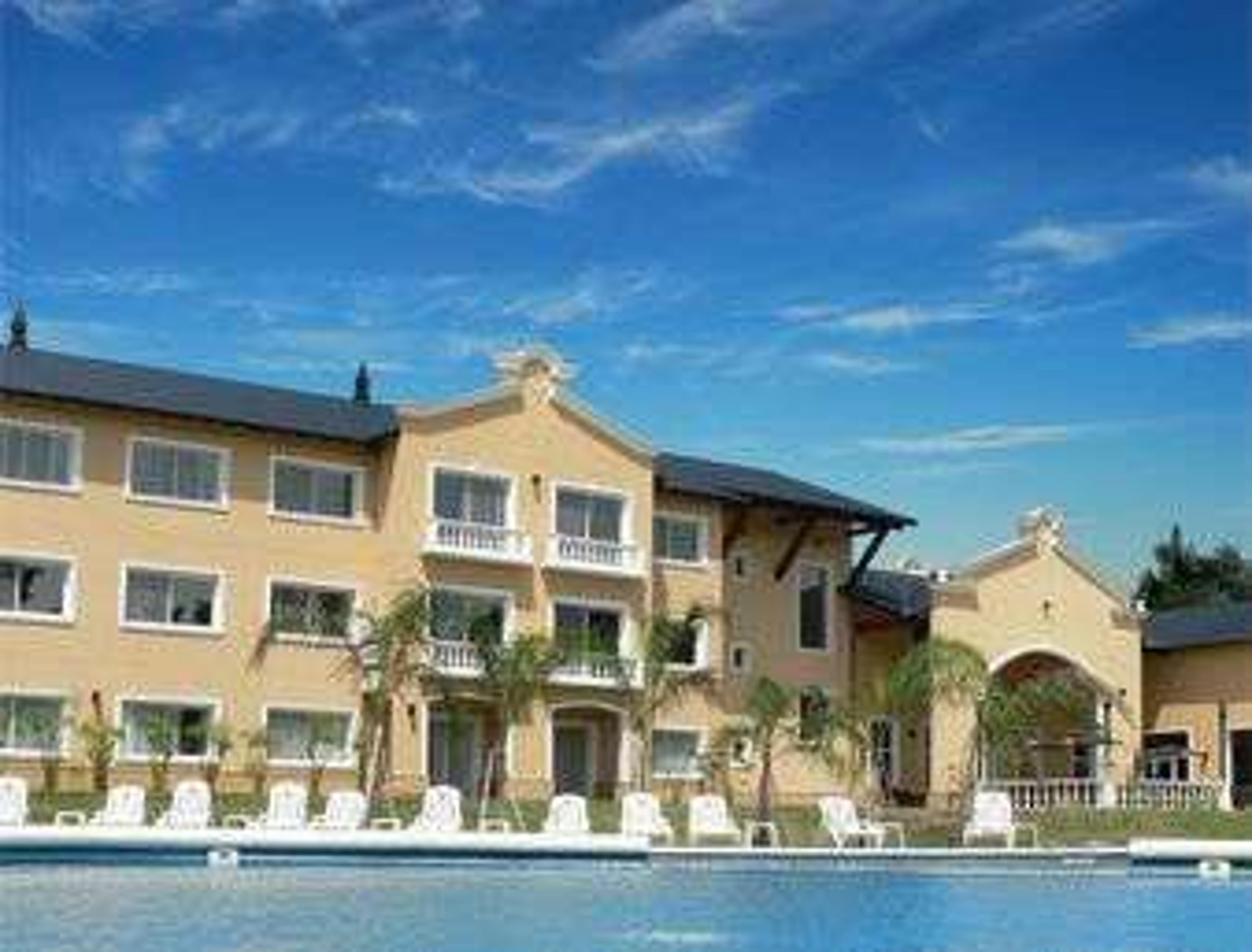 HOWARD JOHNSON RESORT PILAR