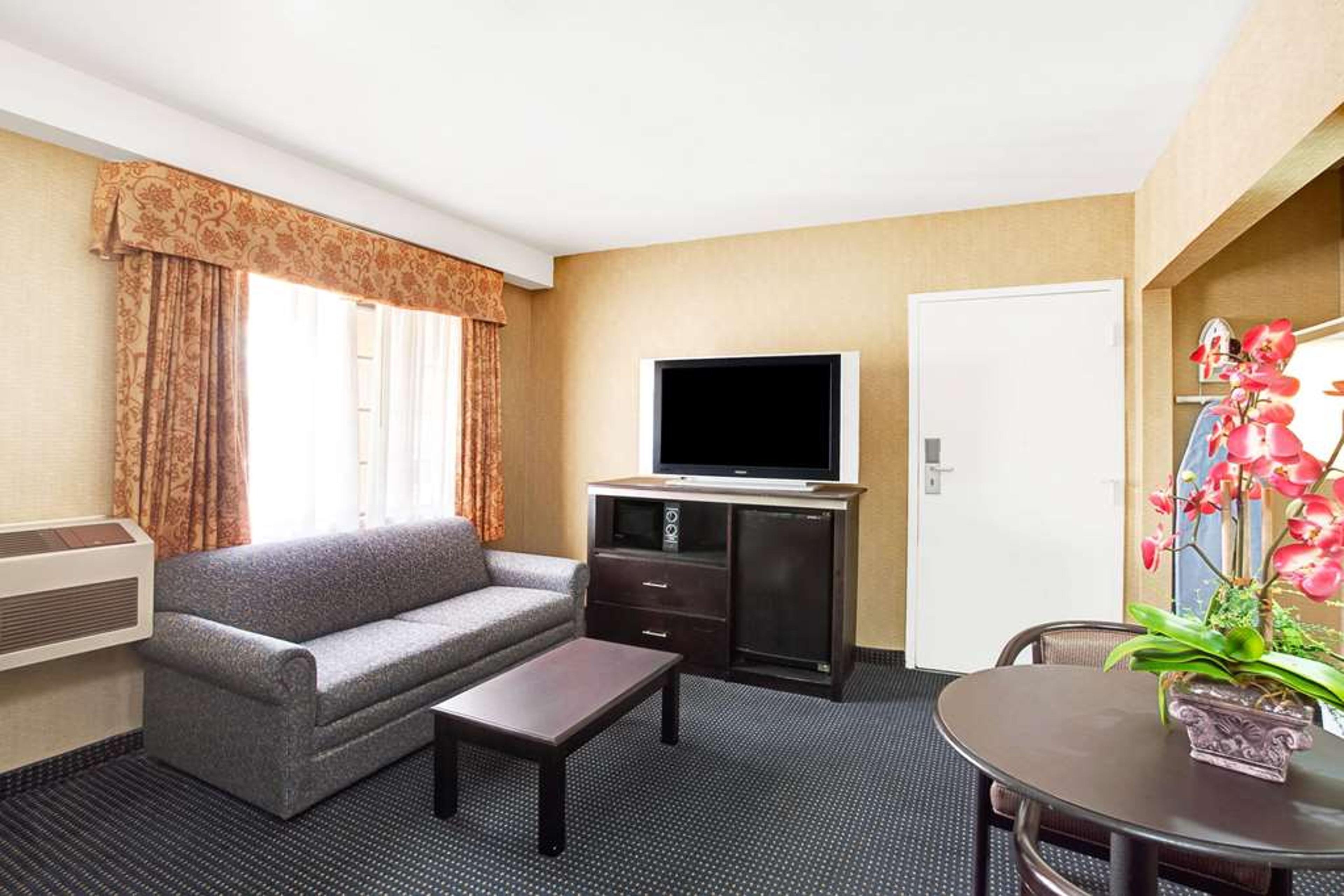 DAYS INN & SUITES BY WYNDHAM, ARTES