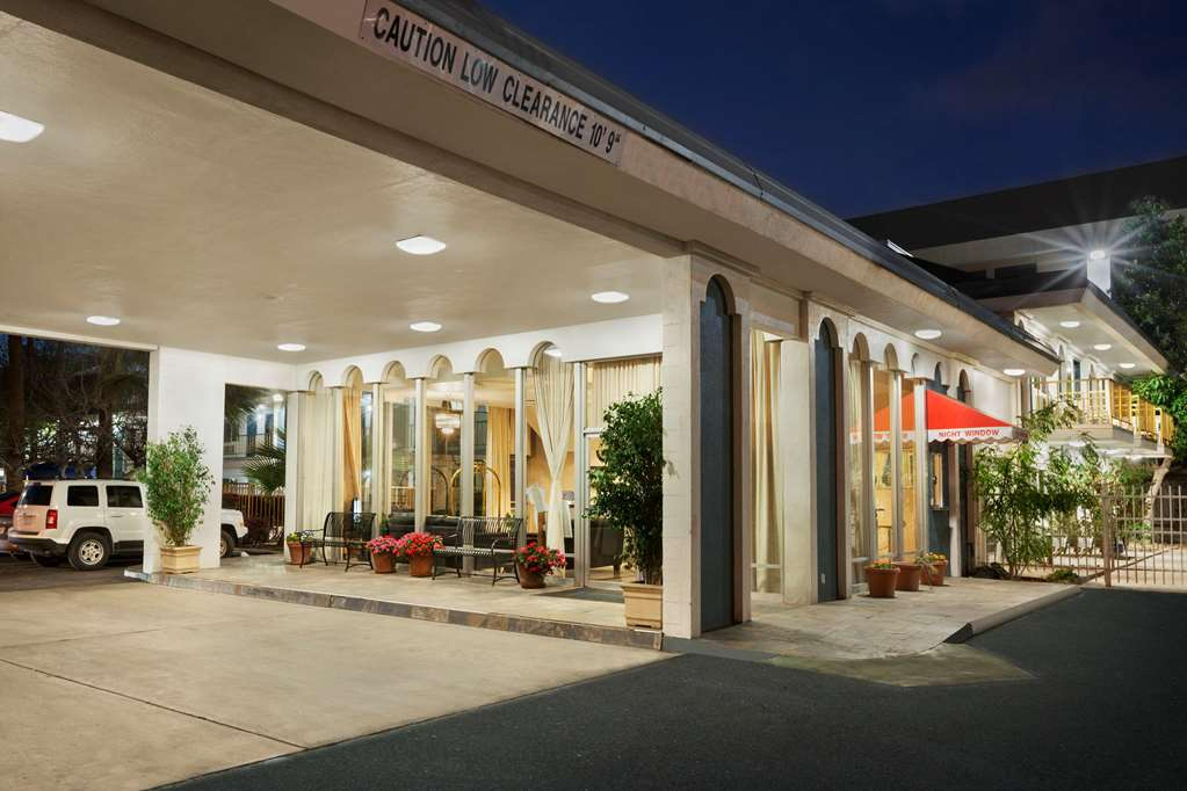 TRAVELODGE BY WYNDHAM BAKERSFI