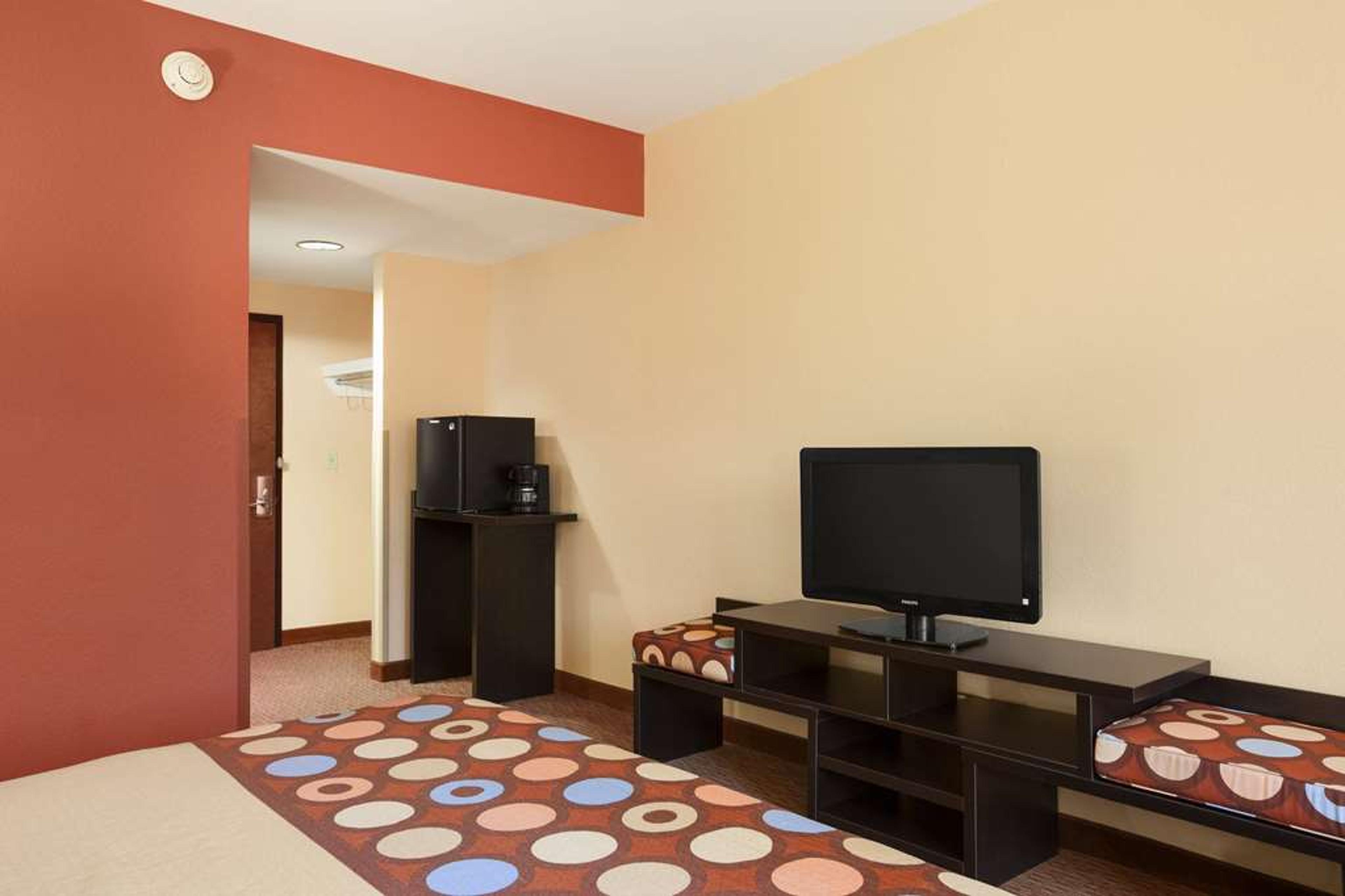 SUPER 8 PENNSVILLE