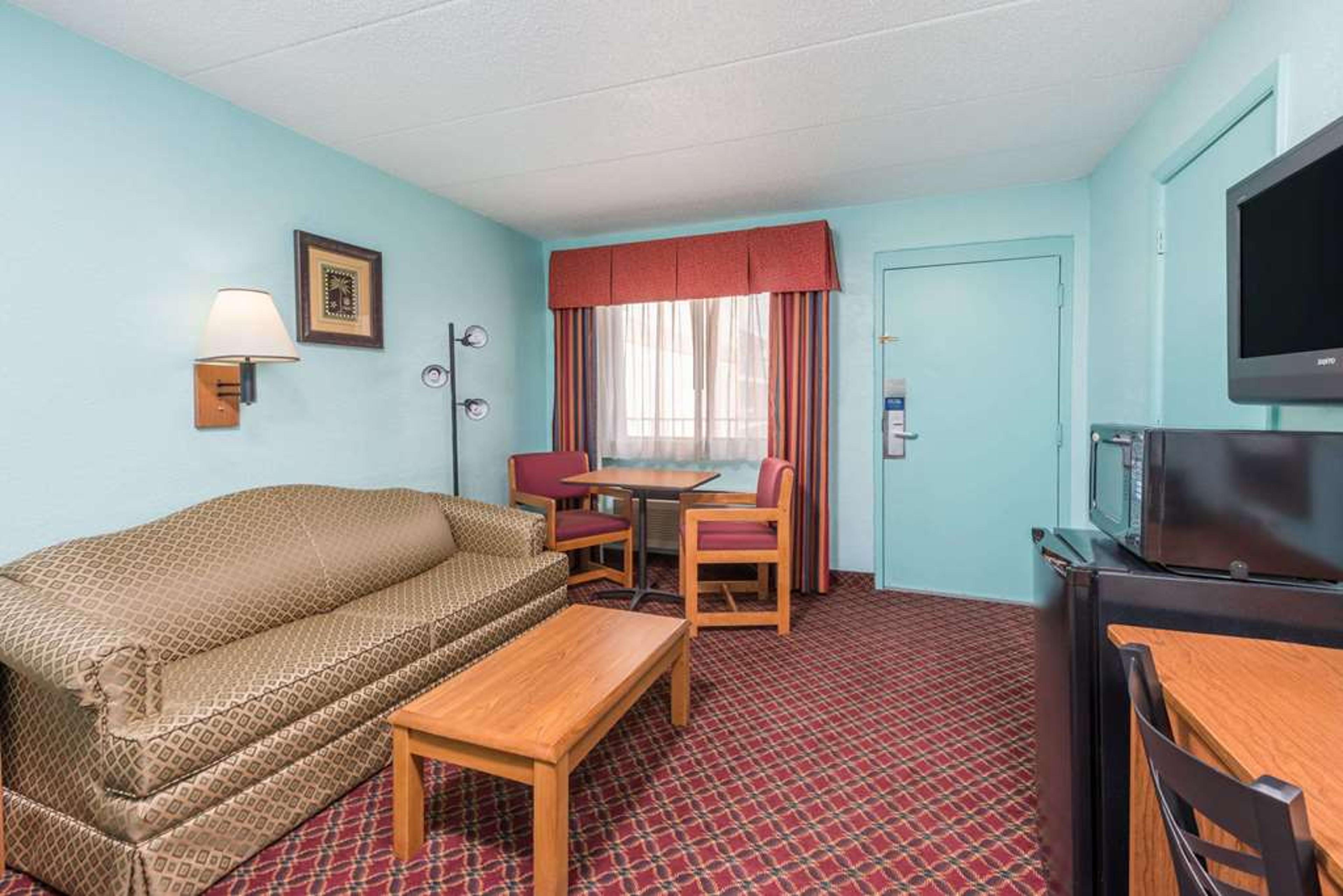 DAYS INN & SUITES BY WYNDHAM SPRING