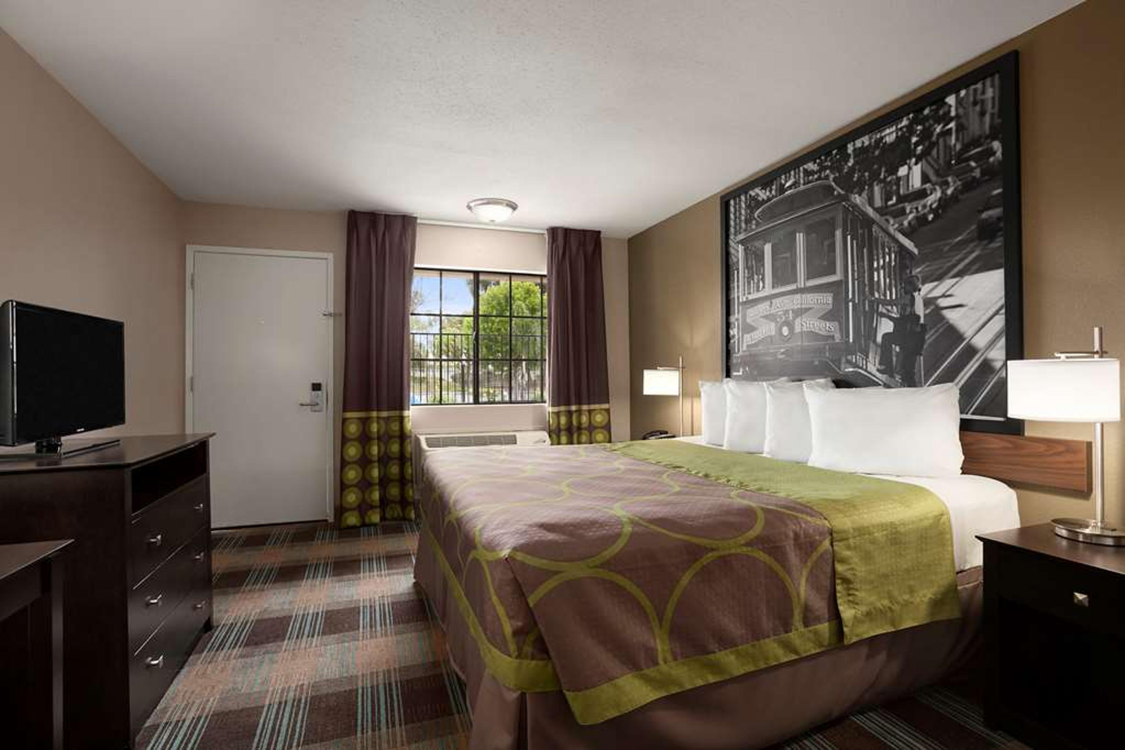 SUPER 8 BY WYNDHAM SALINAS
