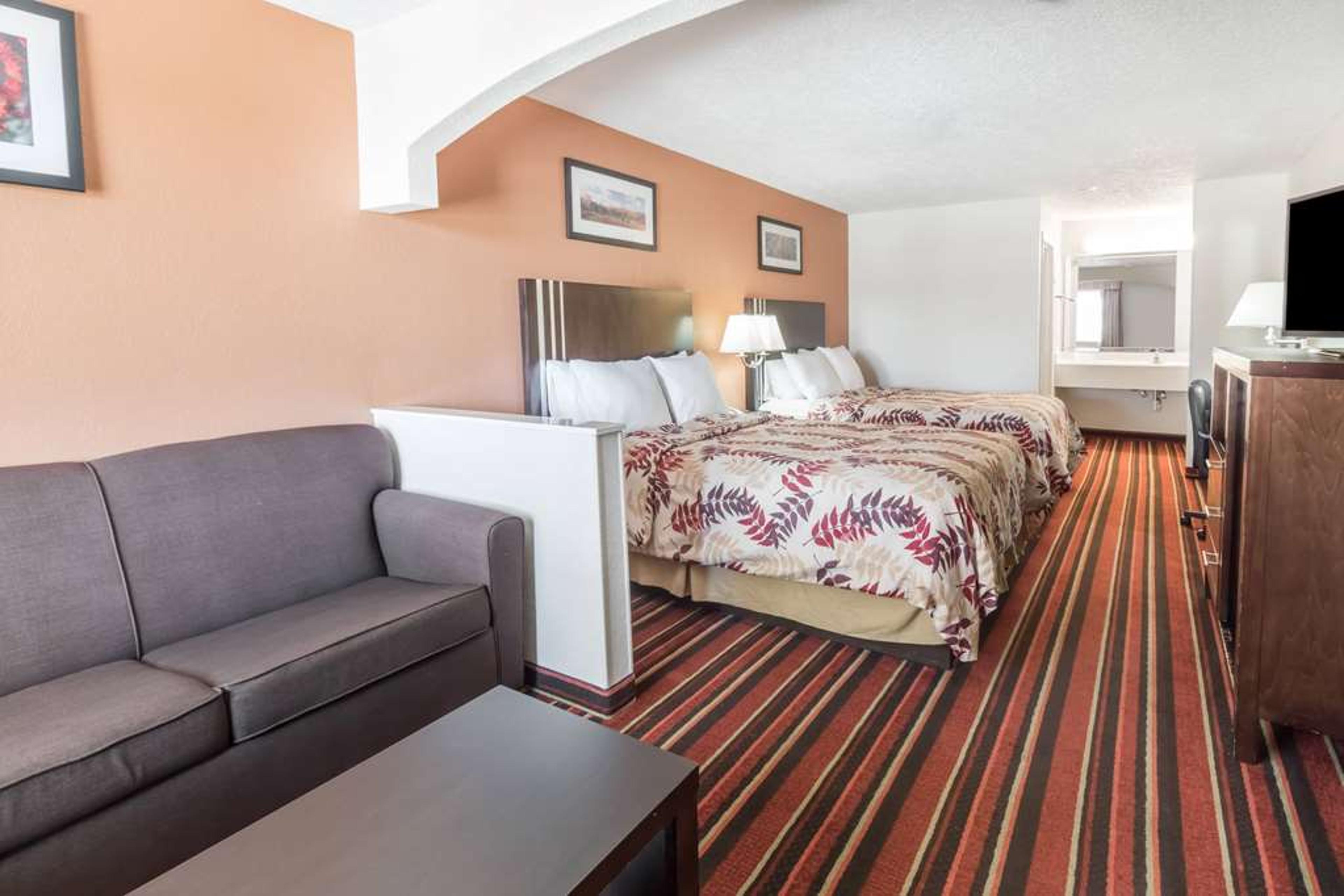 DAYS INN & SUITES BY WYNDHAM WINNIE