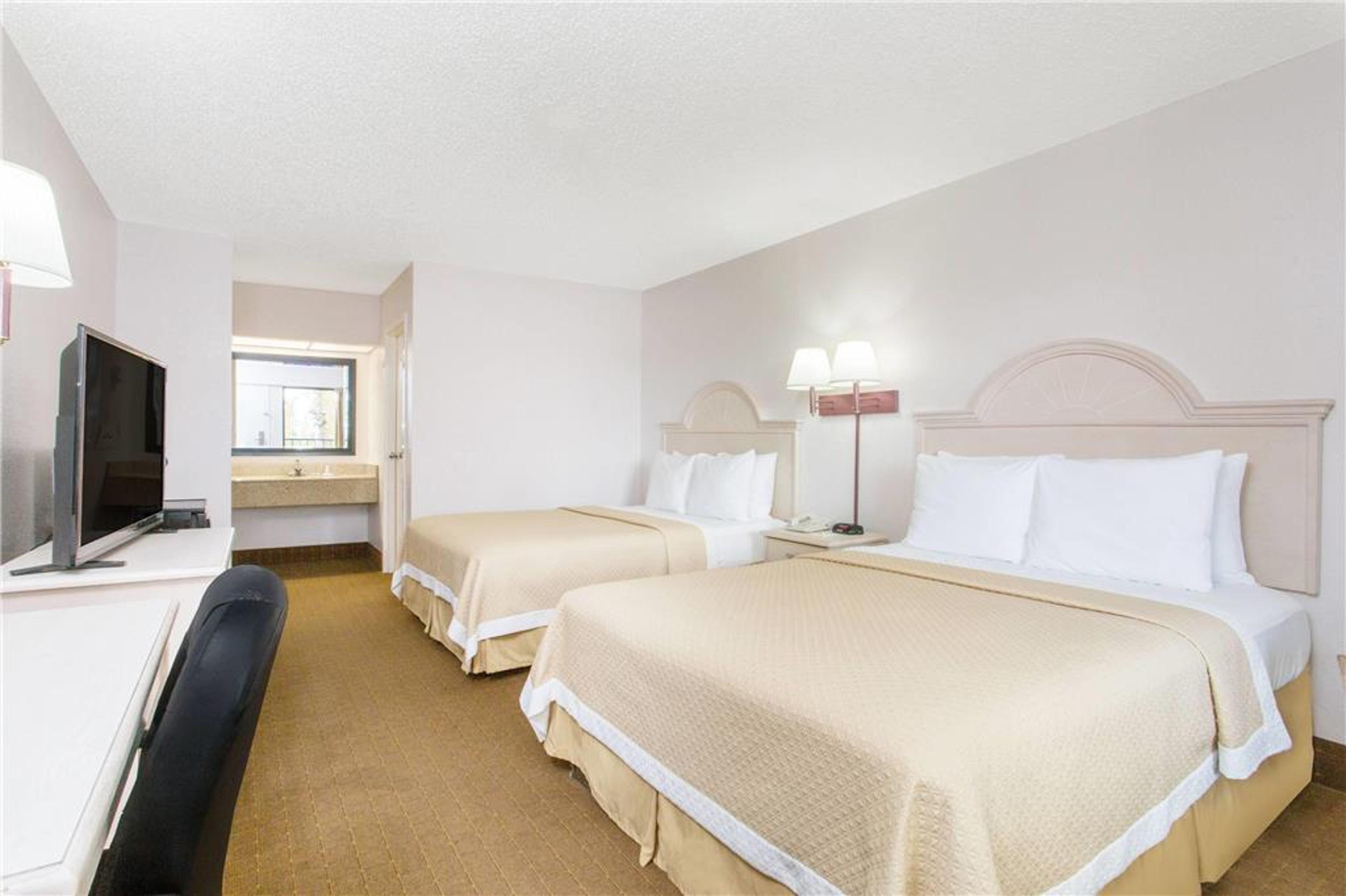 DAYS INN & SUITES BY WYNDHAM NAVARR