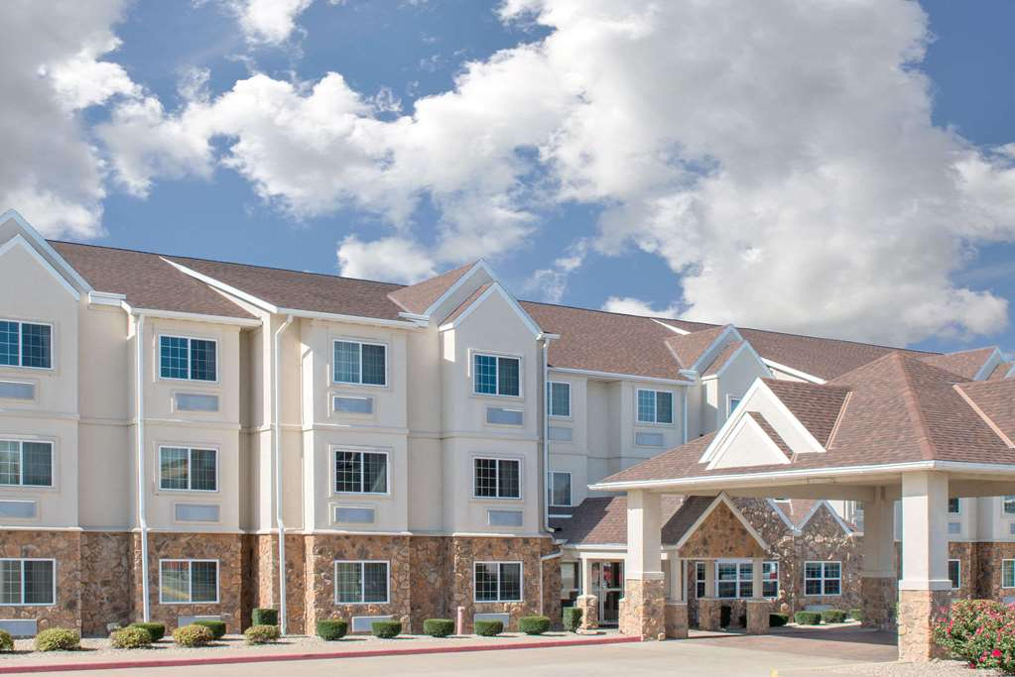 MICROTEL INN & SUITES BY WYNDHAM QU
