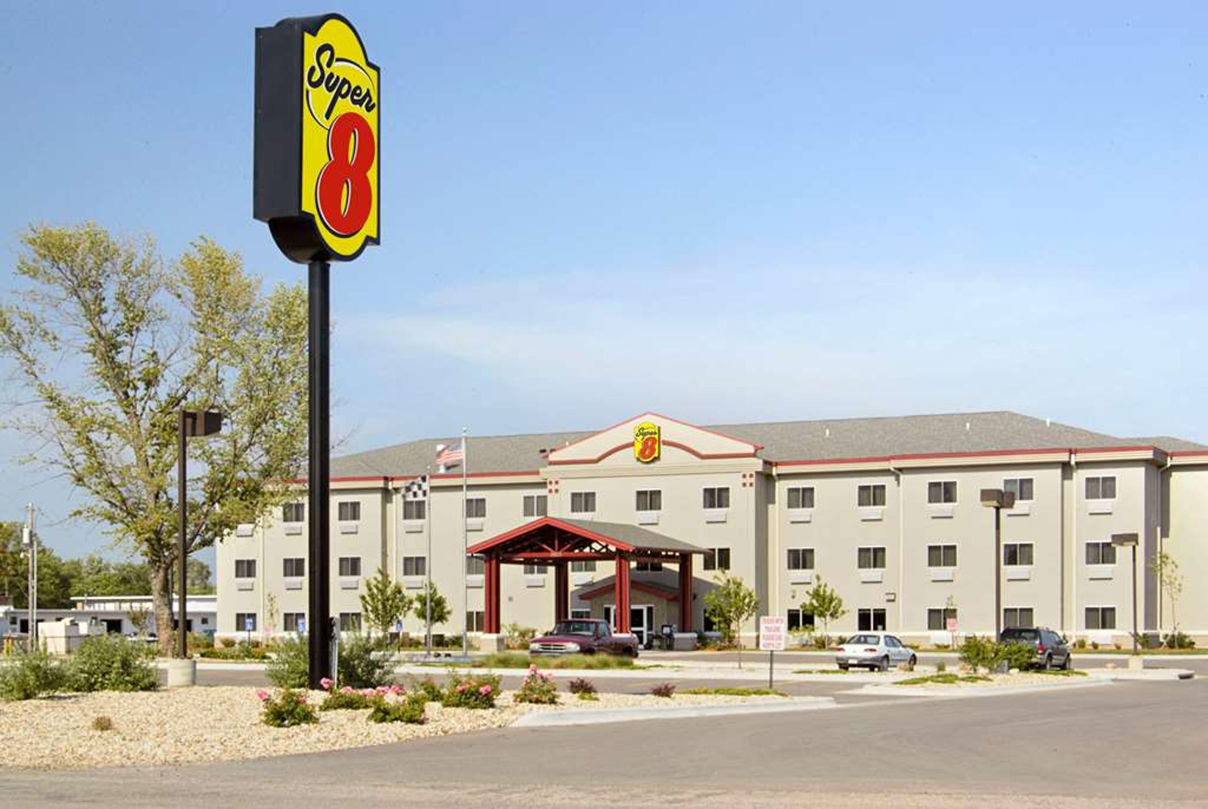 SUPER 8 BY WYNDHAM TOPEKA AT FORBES
