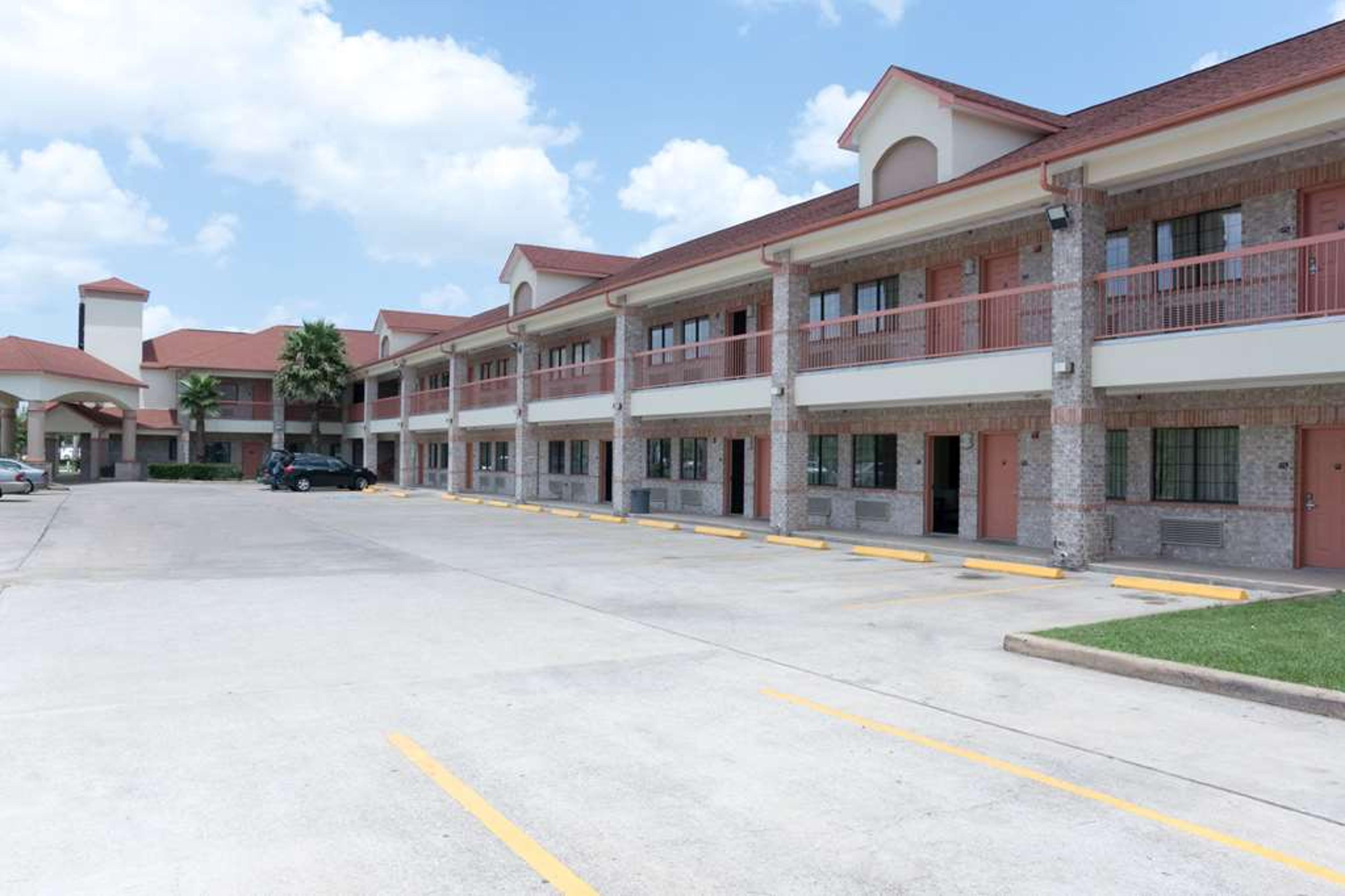 SUPER 8 BY WYNDHAM STAFFORD SUGARLA