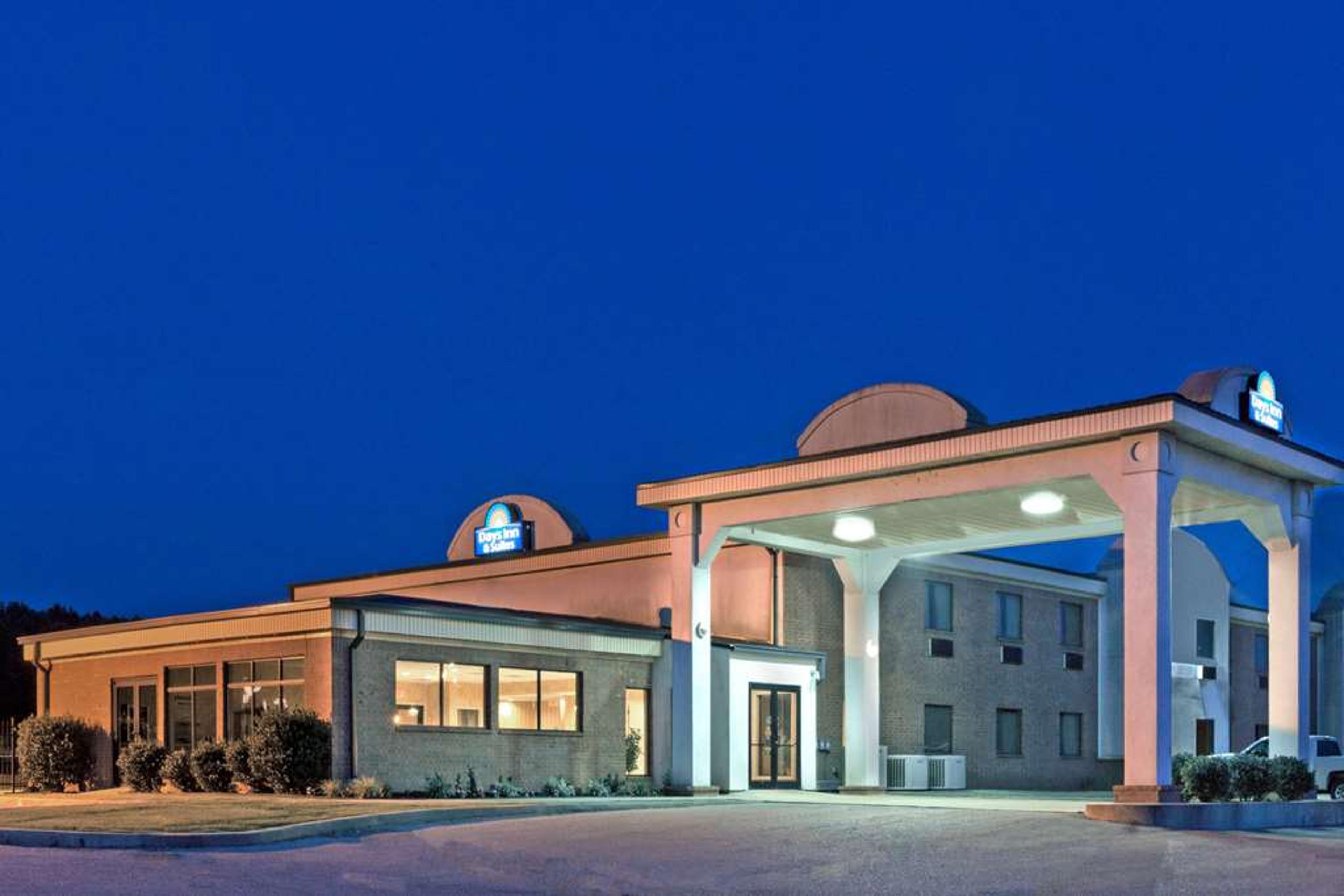 DAYS INN & SUITES BY WYNDHAM, WYNNE
