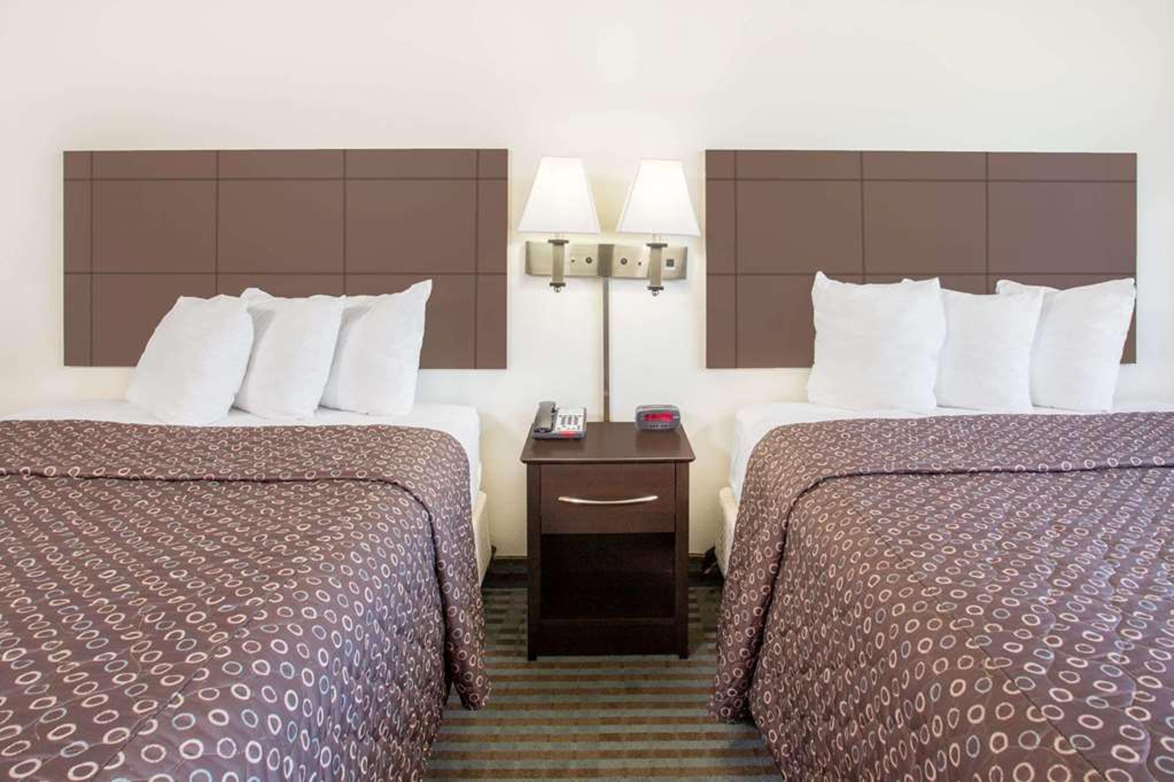 SUPER 8 BY WYNDHAM CEDAR FALLS IA -
