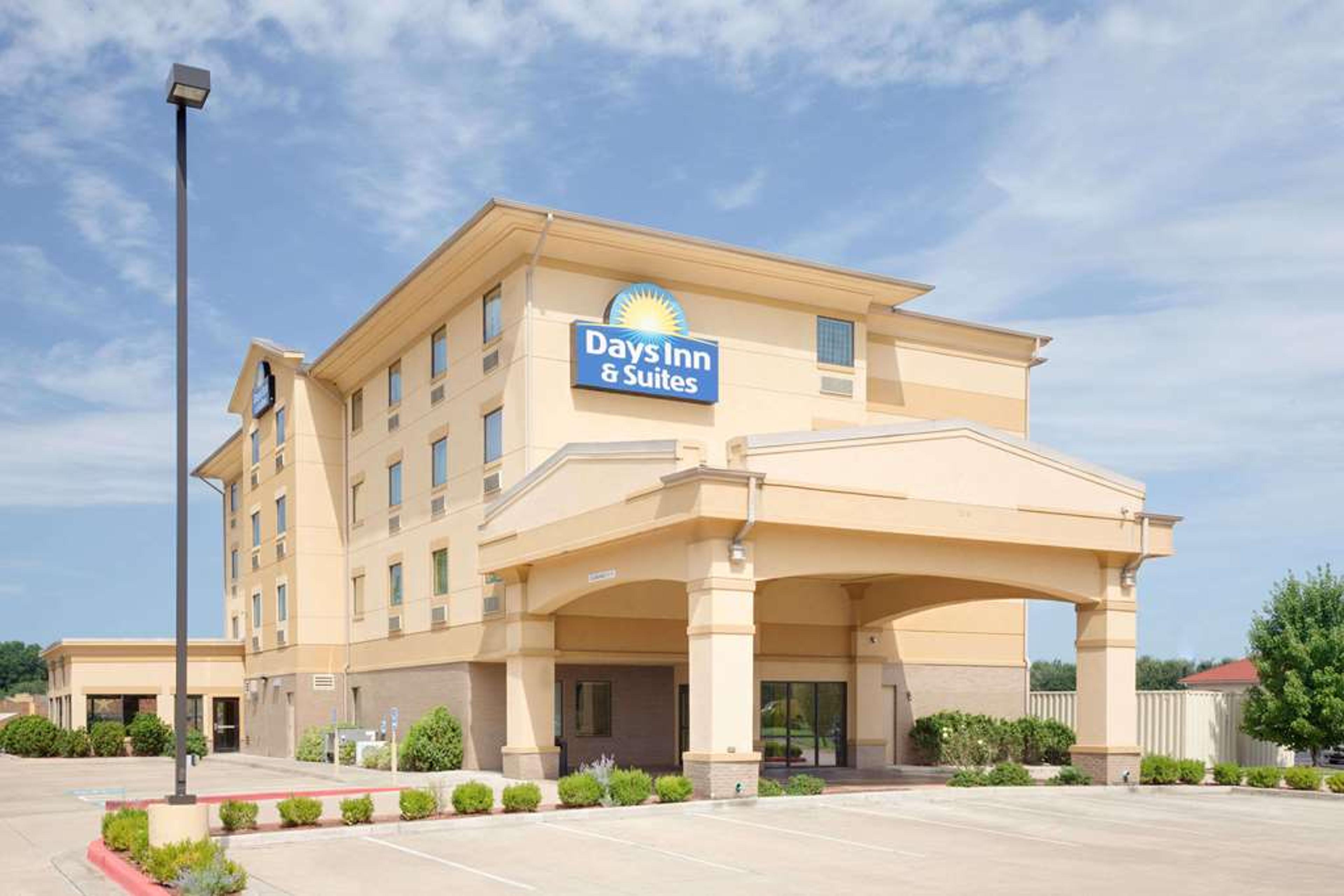 DAYS INN & SUITES BY WYNDHAM RUSSEL