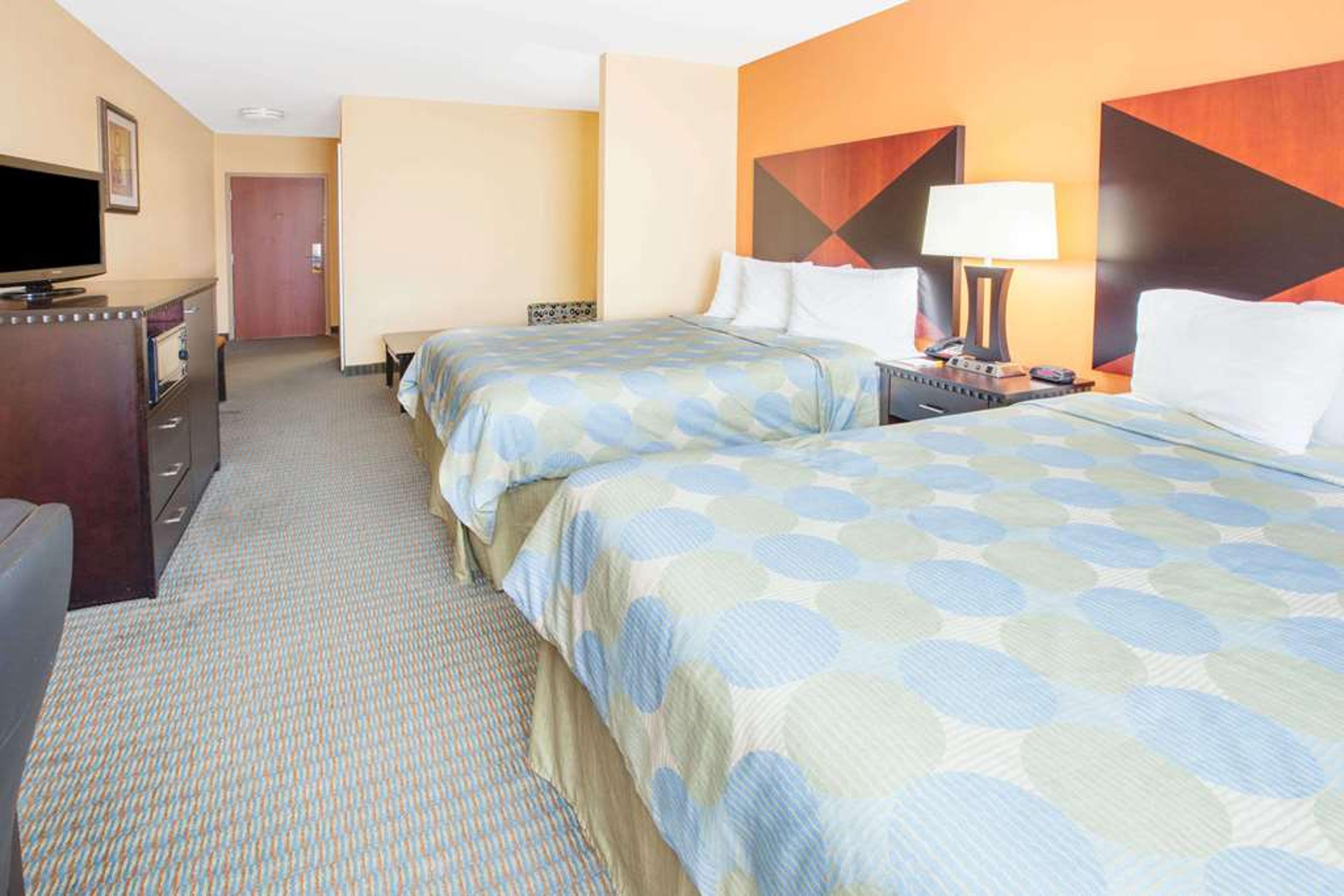 DAYS INN & SUITES BY WYNDHAM RUSSEL