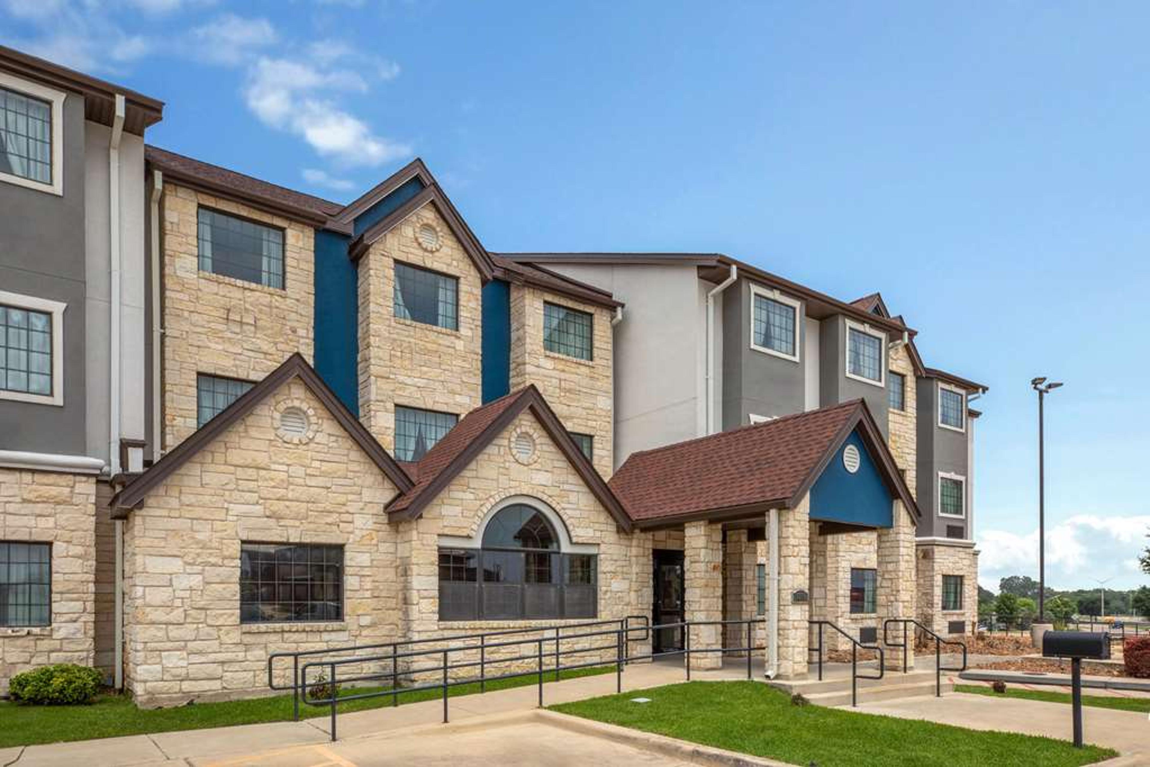 MICROTEL INN & SUITES BY WYNDHAM BU