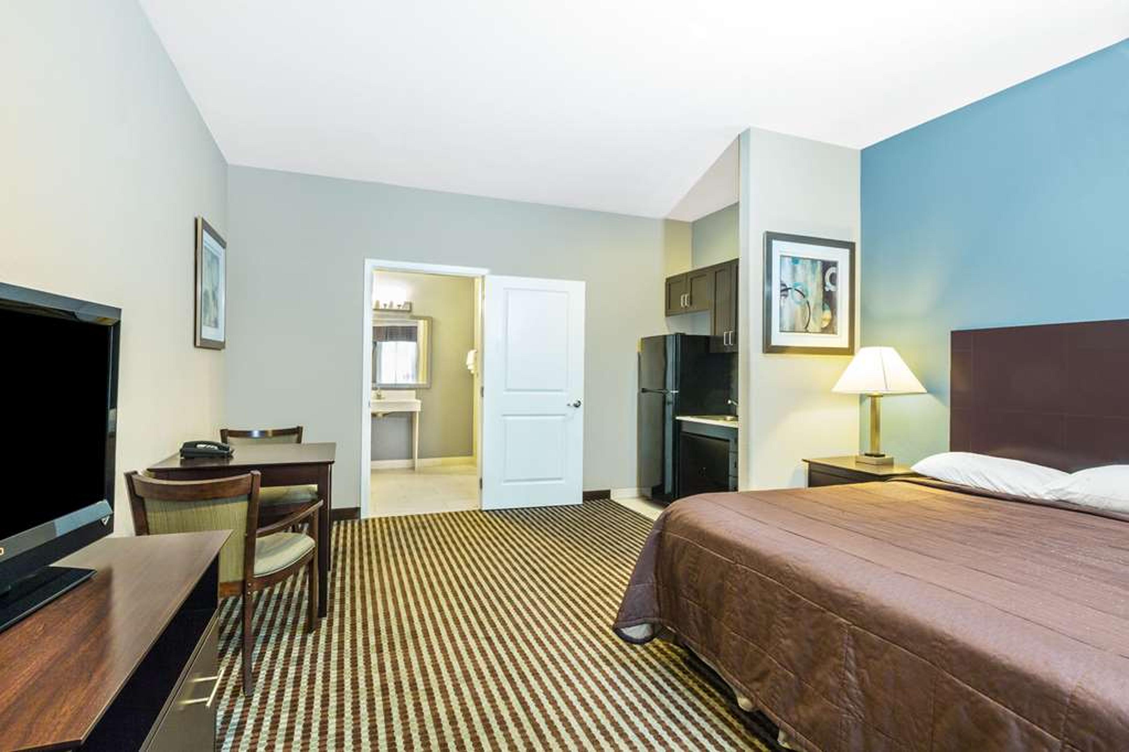 SUPER 8 BY WYNDHAM CENTER