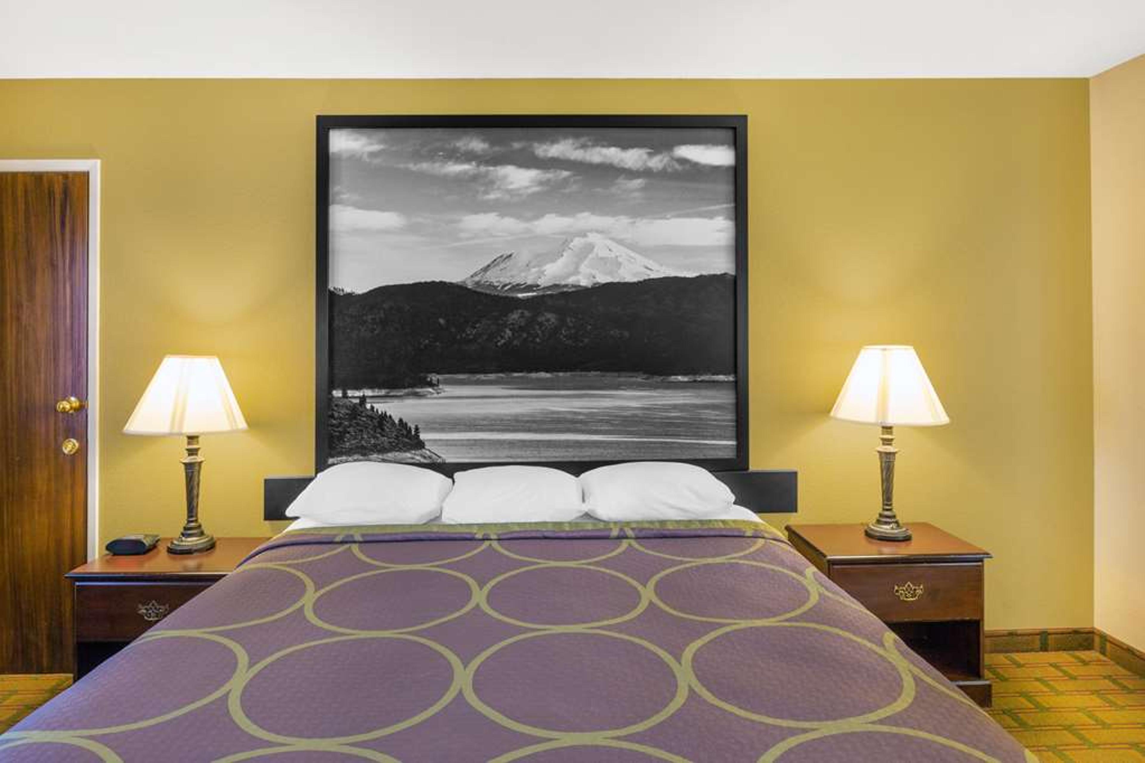 SUPER 8 BY WYNDHAM CORNING