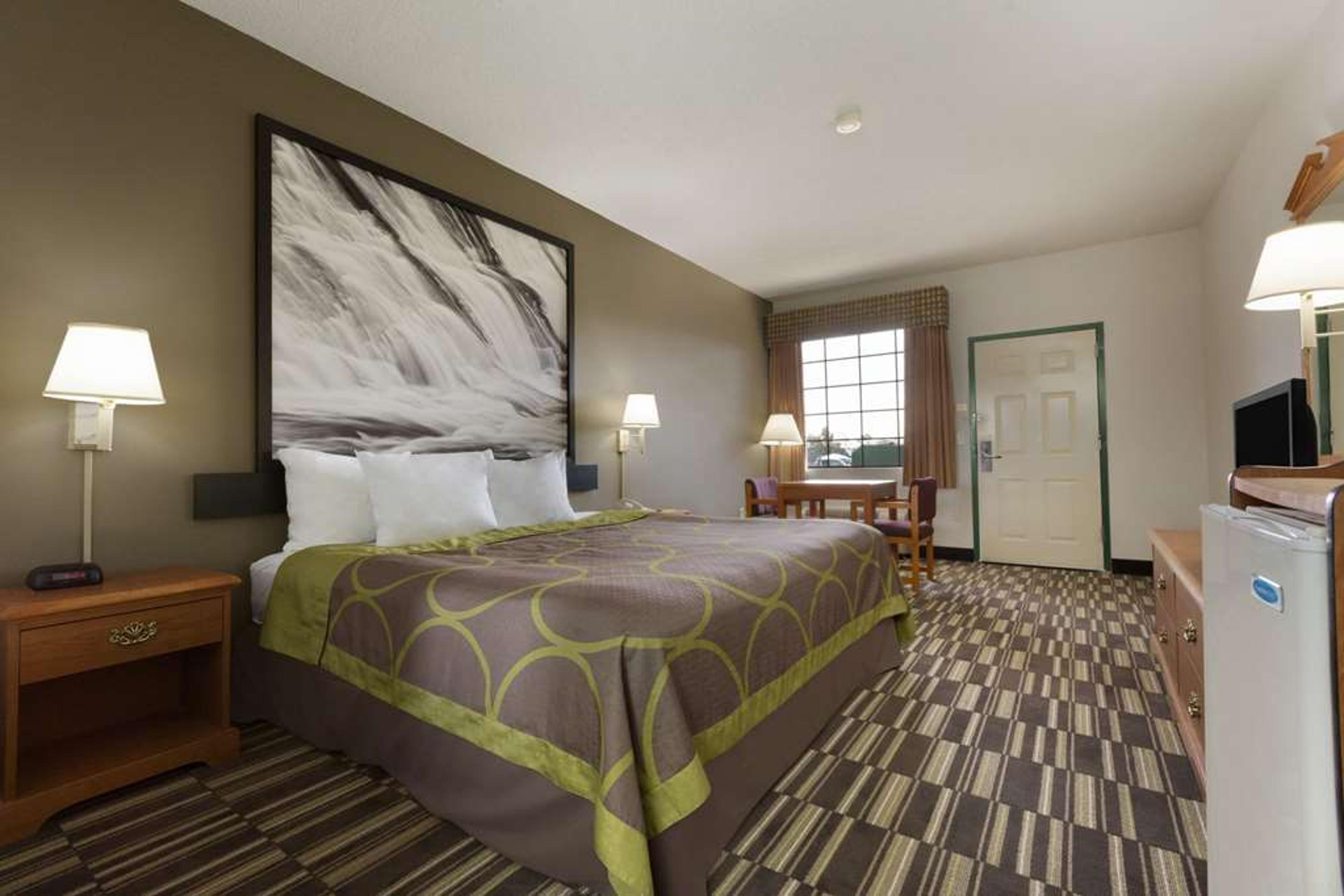 SUPER 8 BY WYNDHAM CHATSWORTH/DALTO