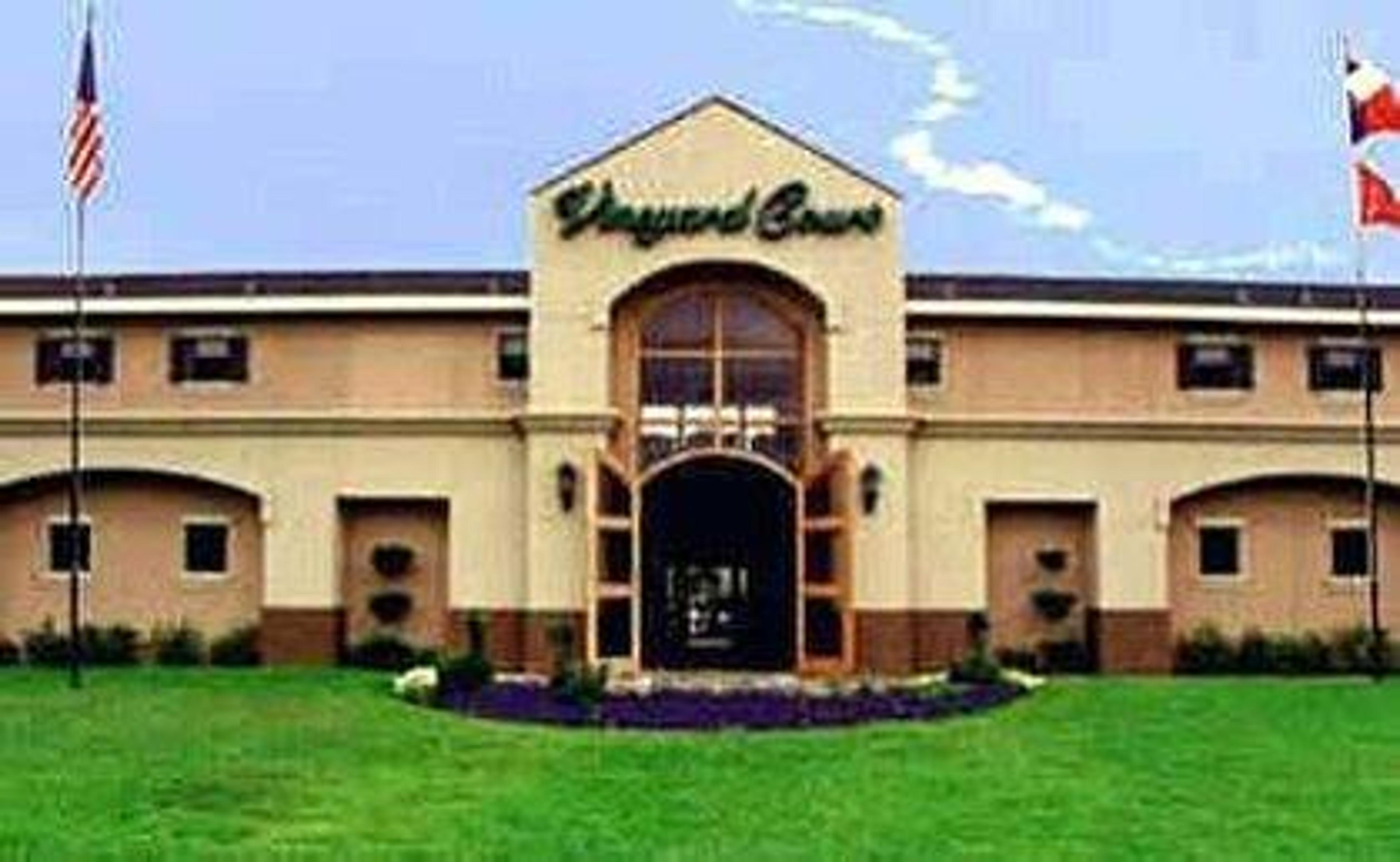 VINEYARD COURT DESIGNER SUITES