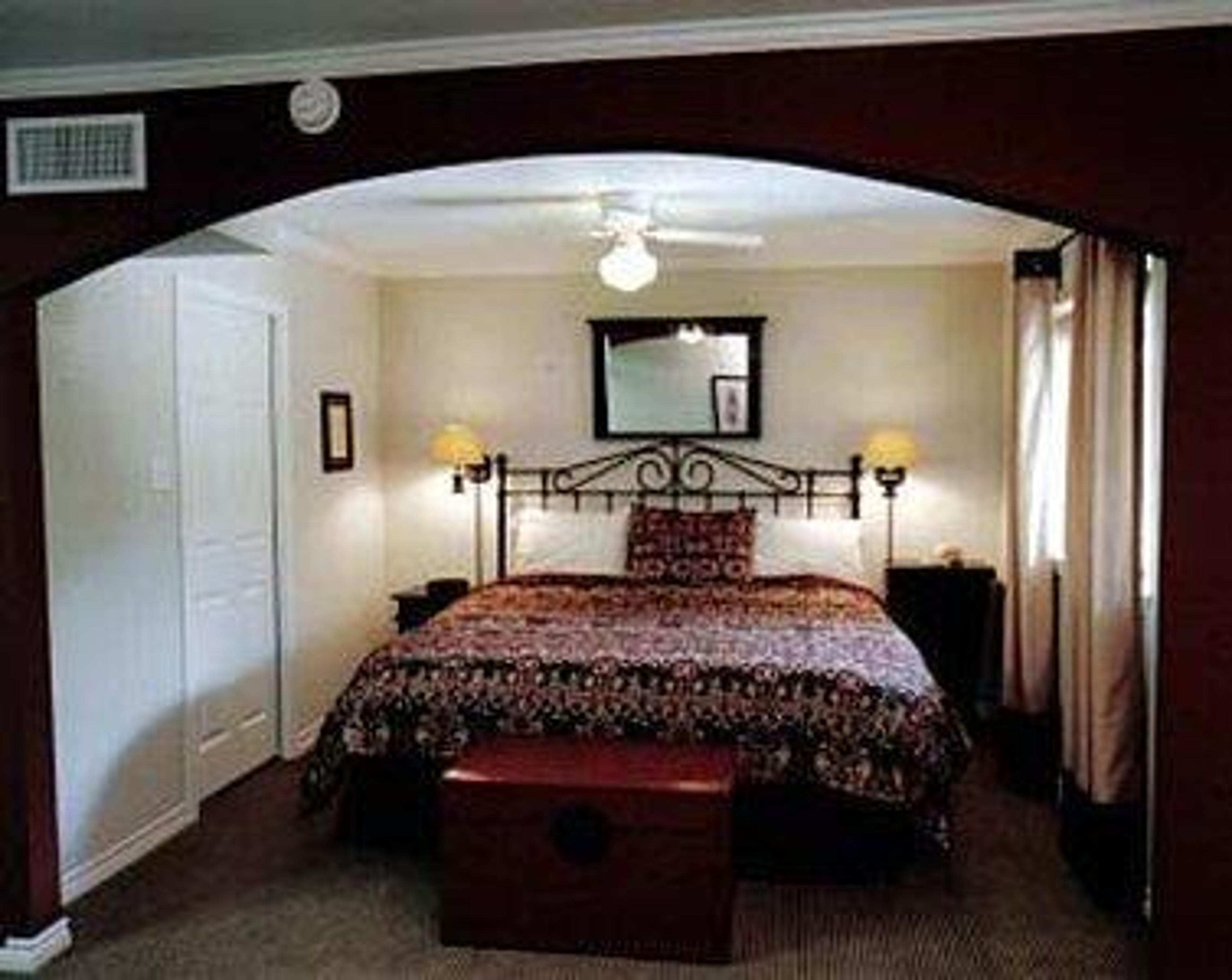 VINEYARD COURT DESIGNER SUITES