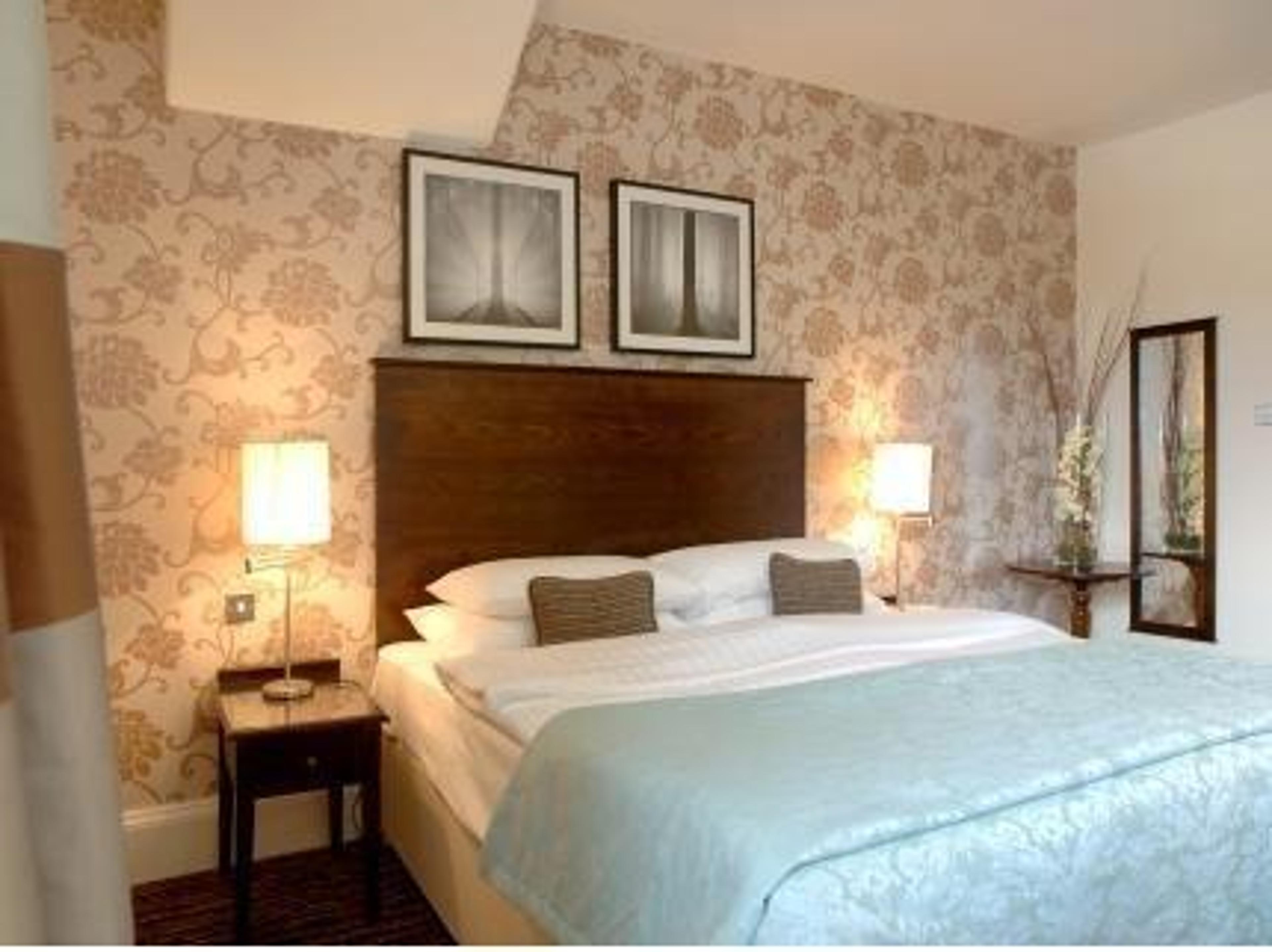 THE WHITE SWAN HOTEL