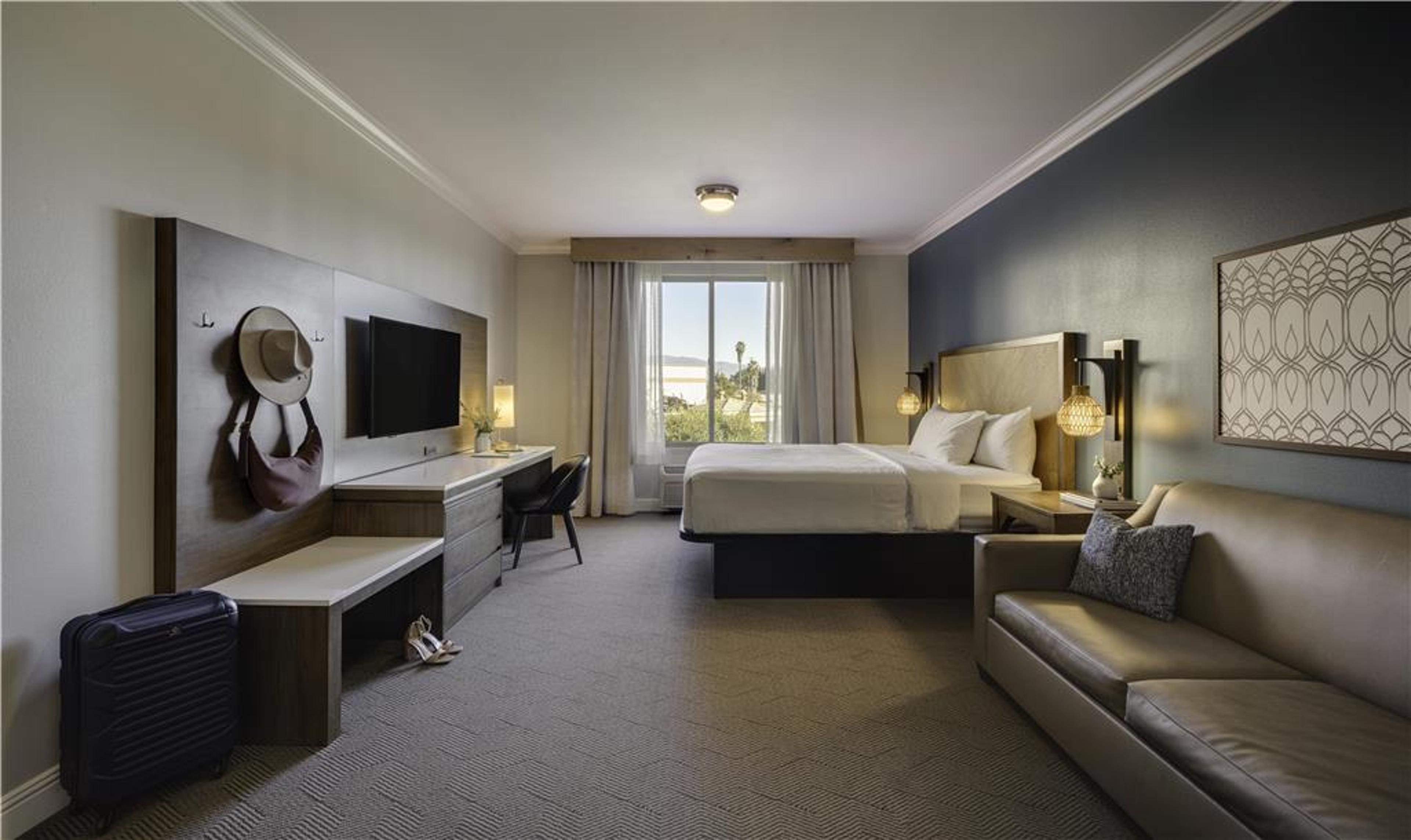 AYRES HOTEL CHINO HILLS