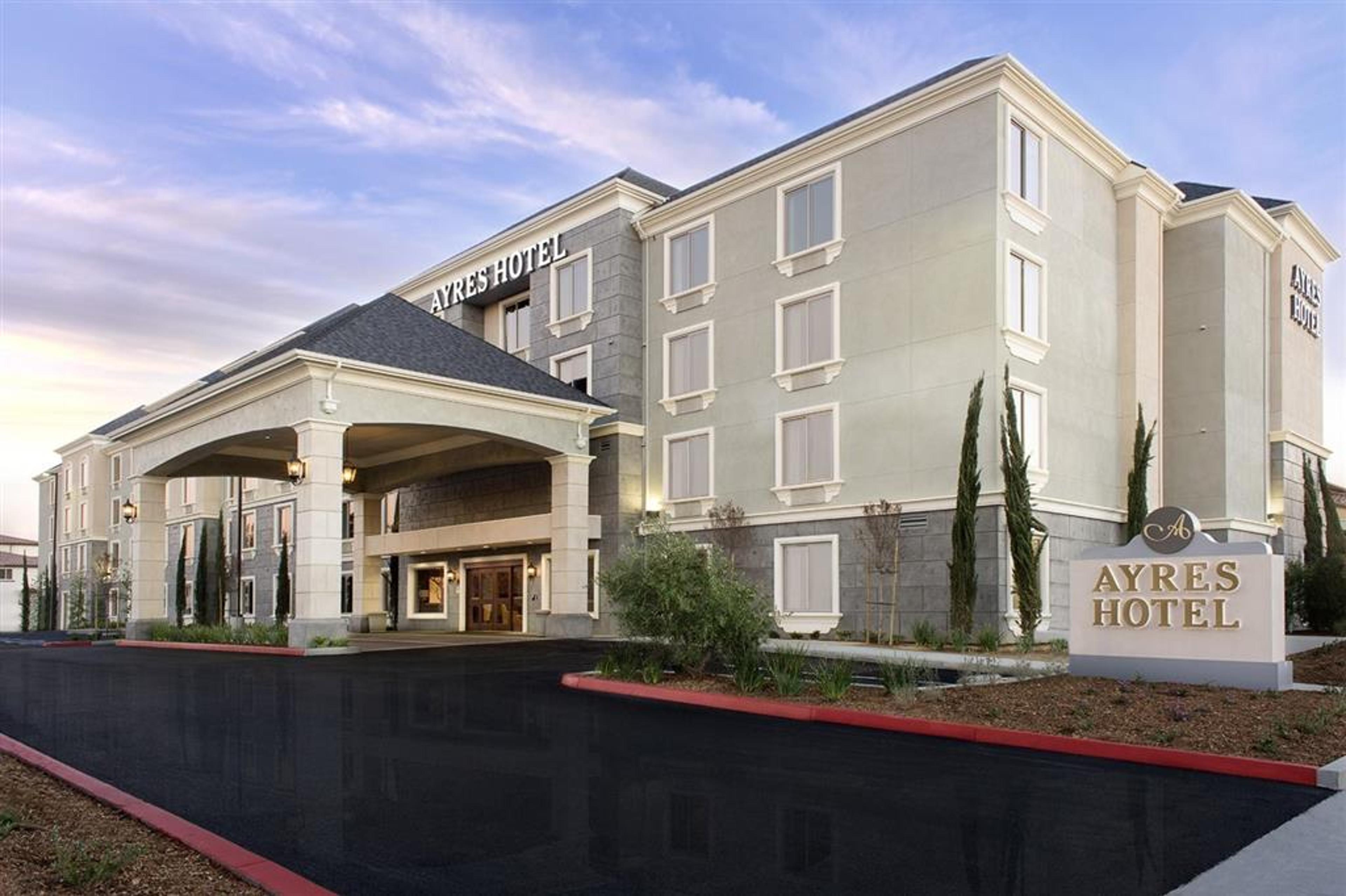 AYRES HOTEL FOUNTAIN VALLEY