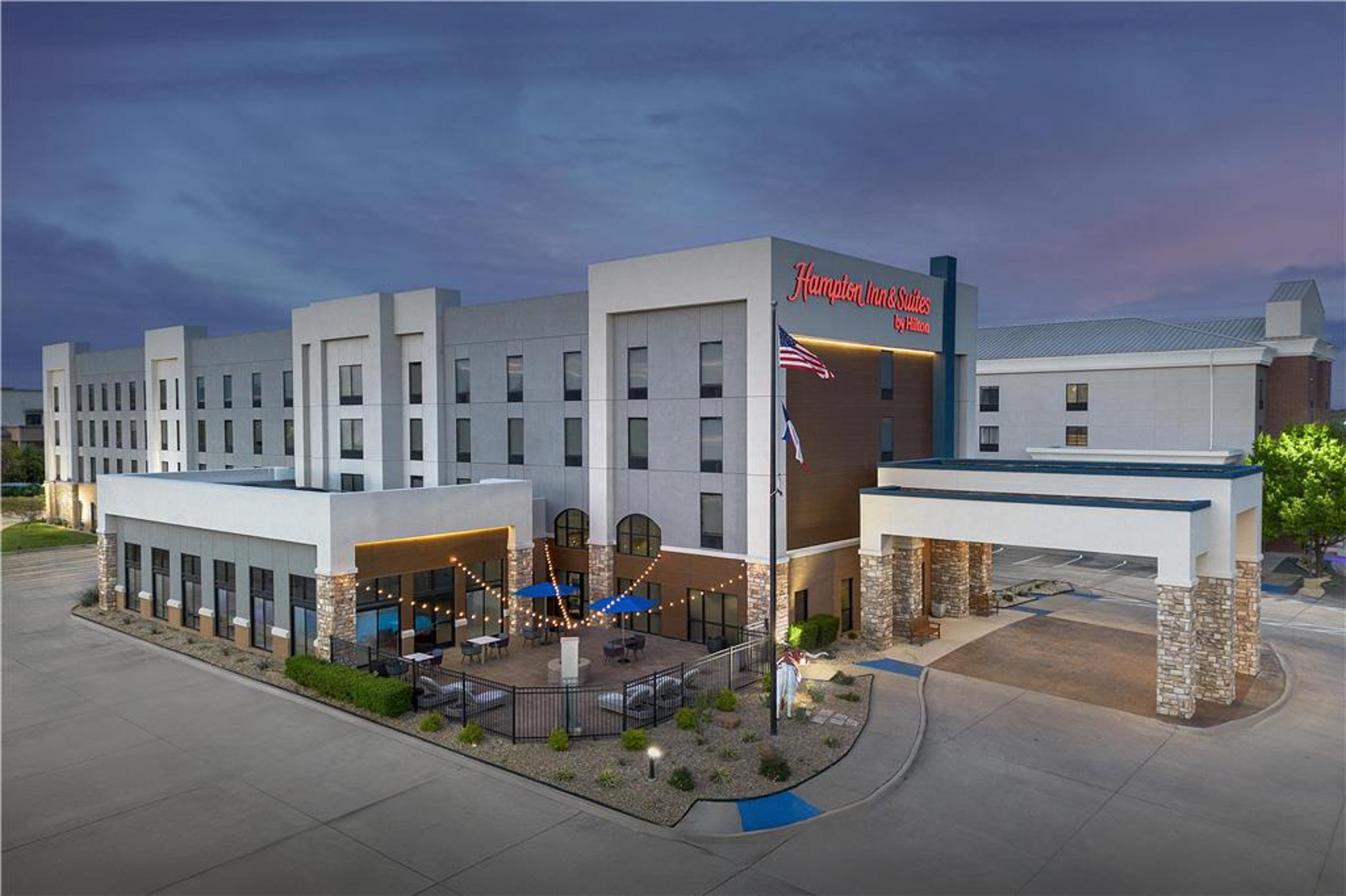 Hampton Inn &amp; Suites Dallas-DFW ARPT W-SH 183